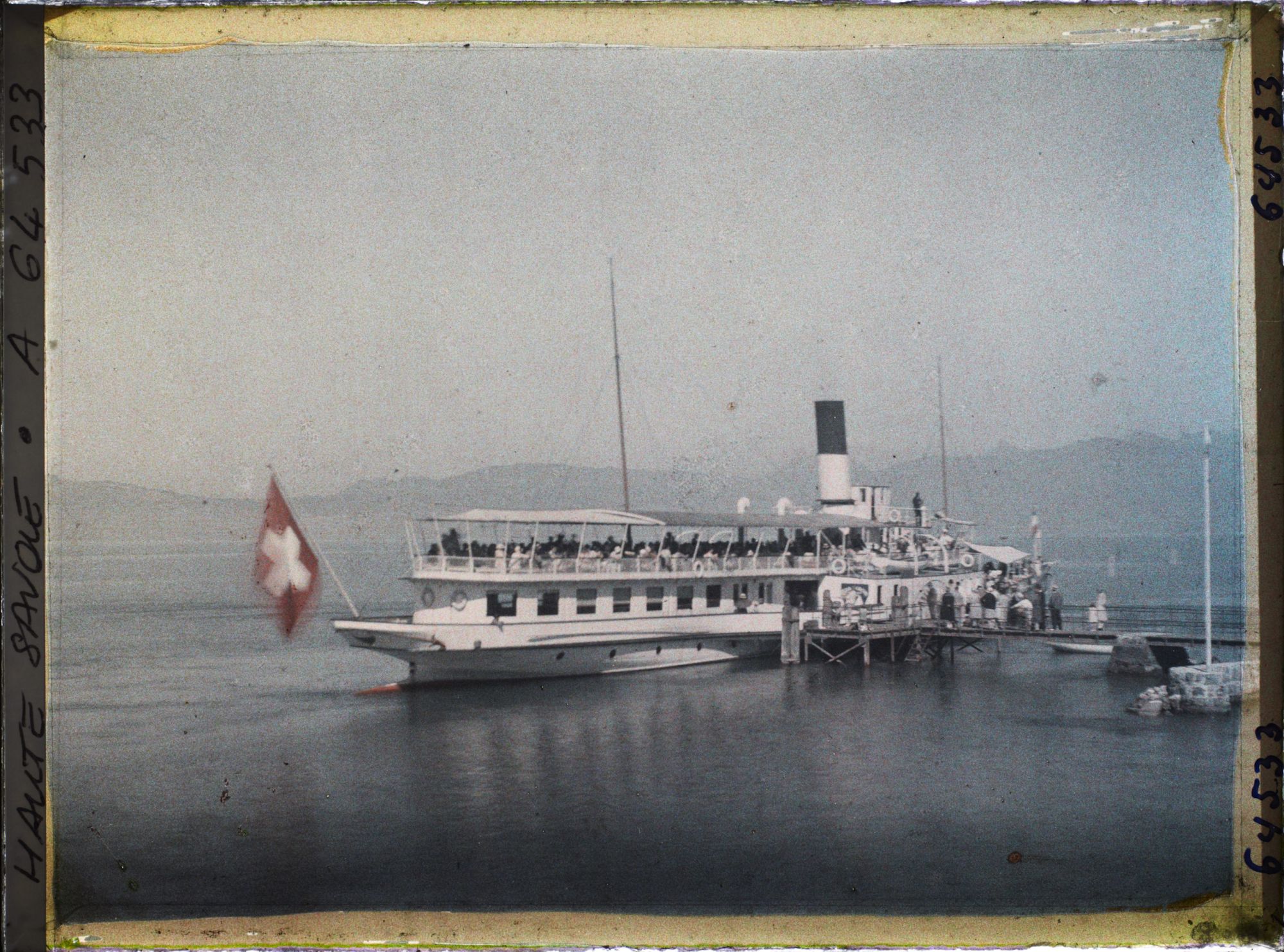 Image représentant Le bateau à roues à aubes Italie à quai