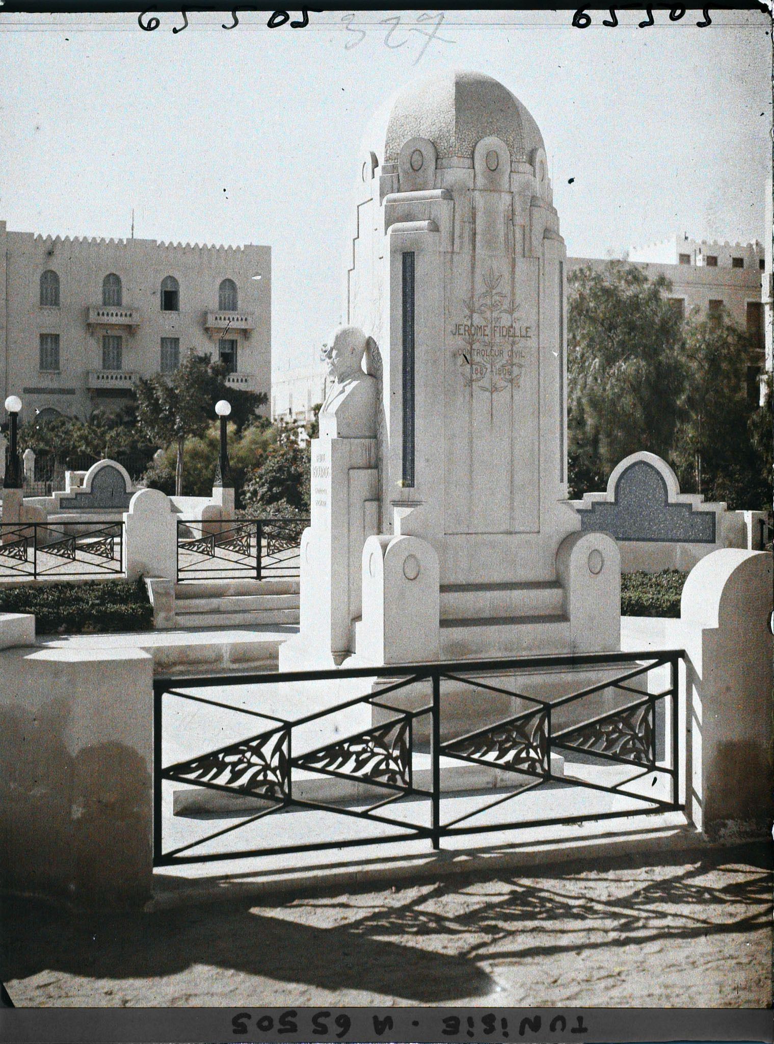 Image représentant Le monument érigé en l'honneur de Paul Bourde