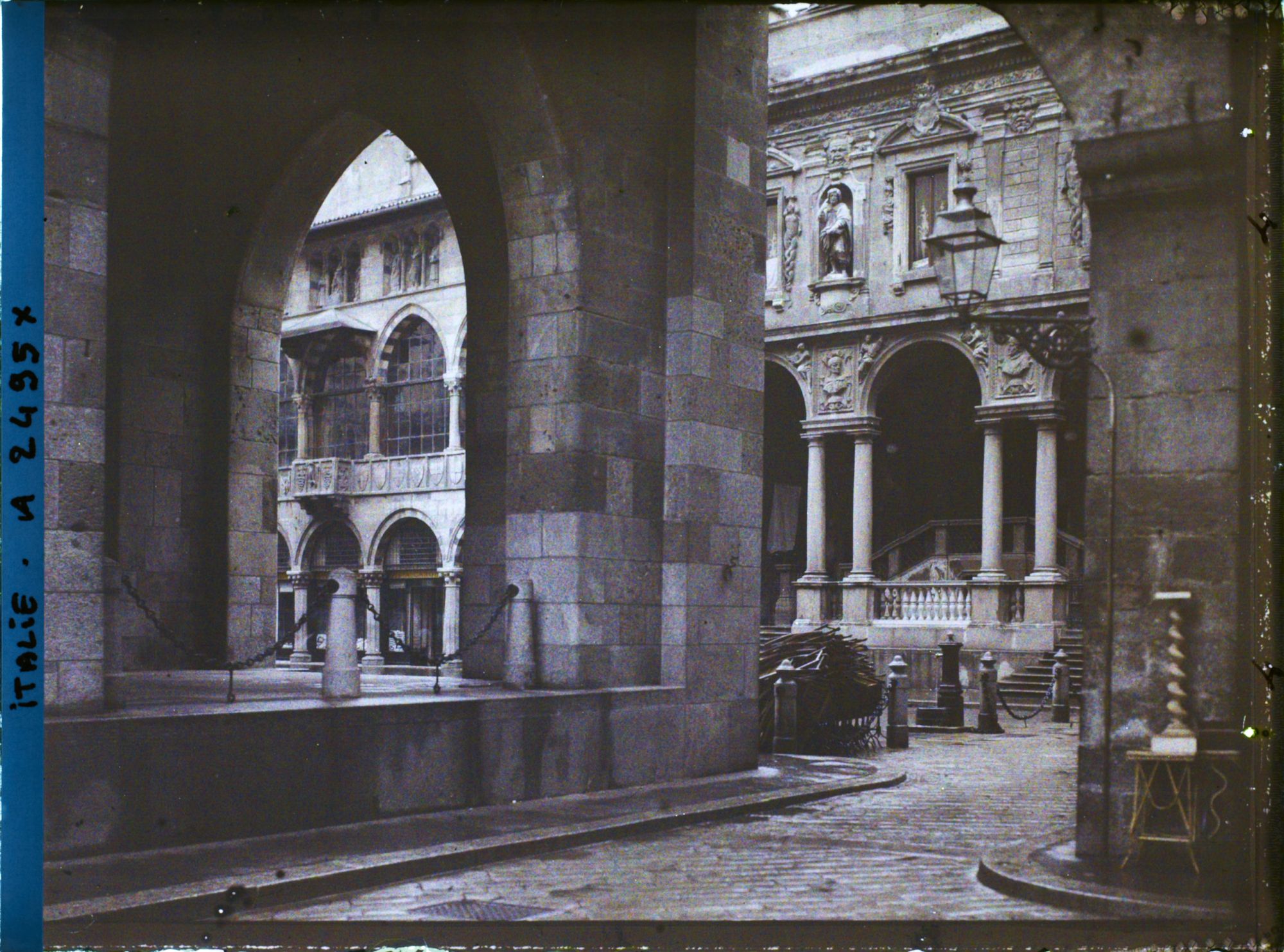 Image représentant Vue des Scuole Palatine et de la Loggia degli Osii depuis la piazza dei Mercanti