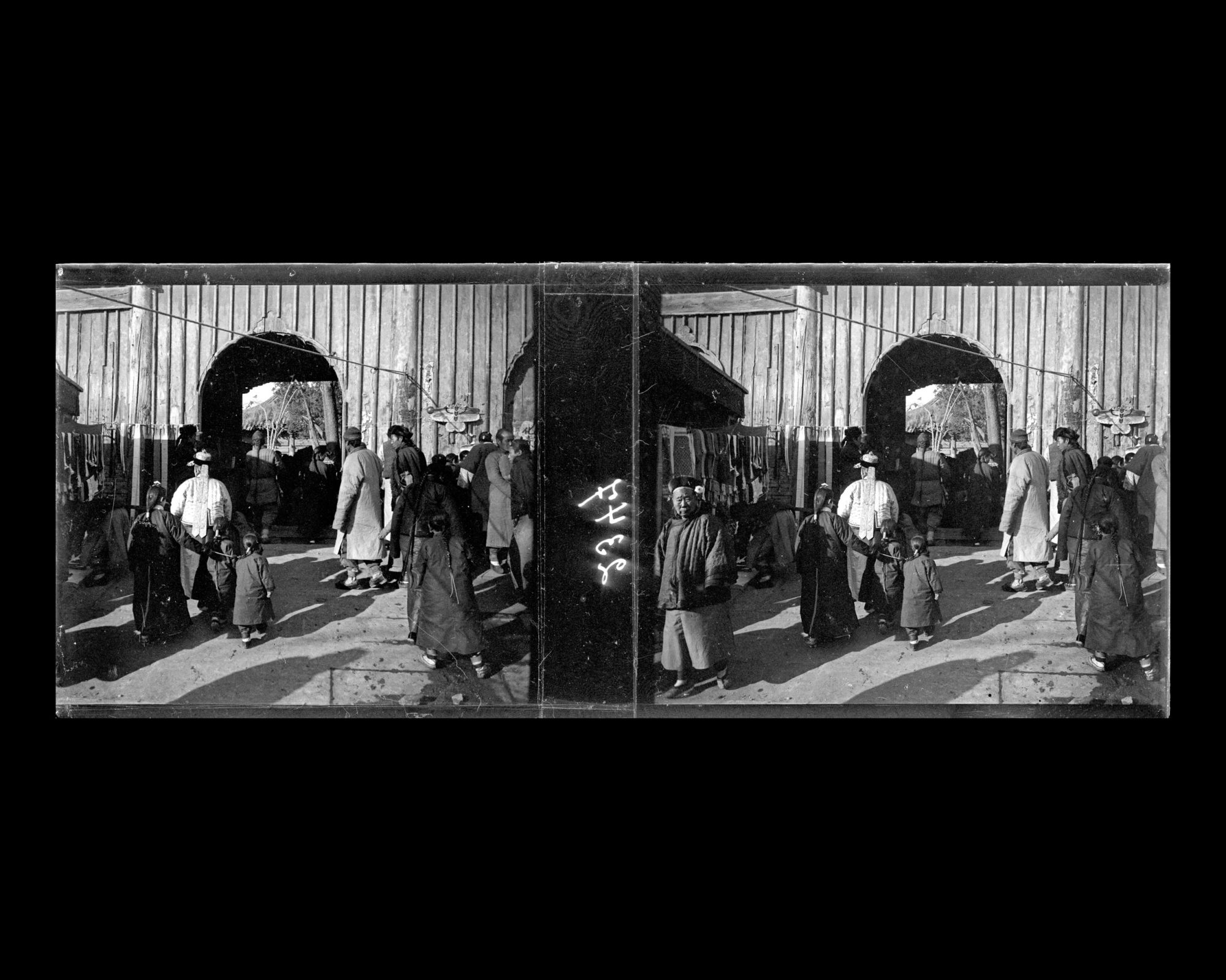 Image représentant Foire monastique (miaohui) dans le temple Huguosi ("monastère de la Protection du Pays")