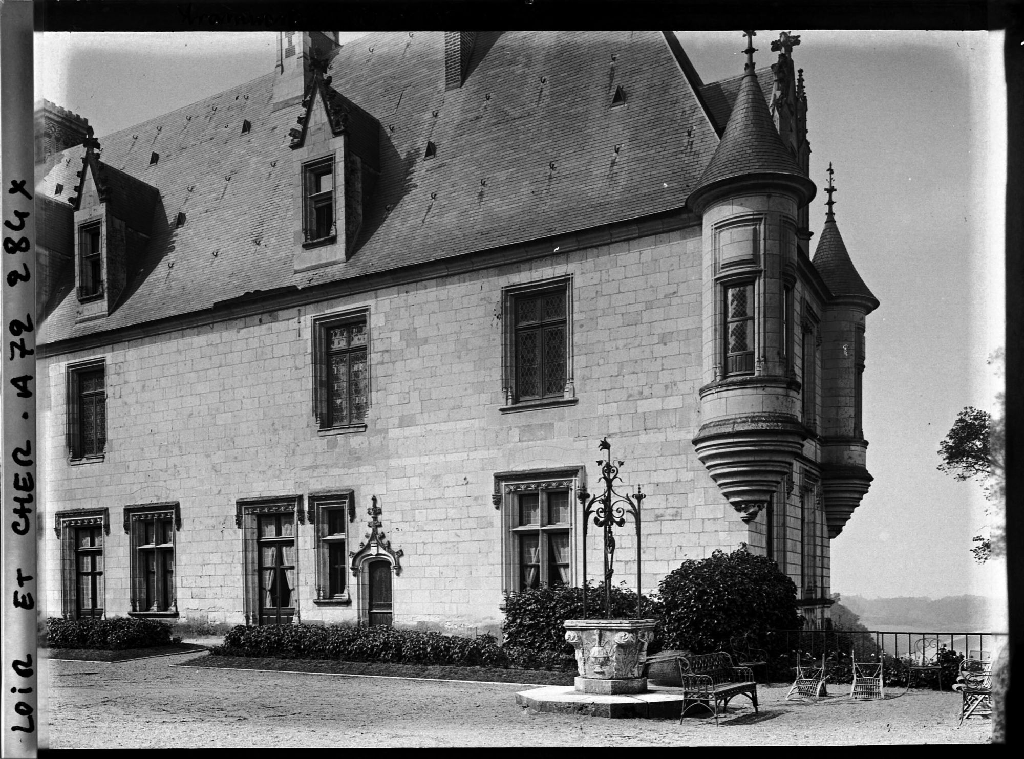 Image représentant Le puits dans la cour intérieure du château