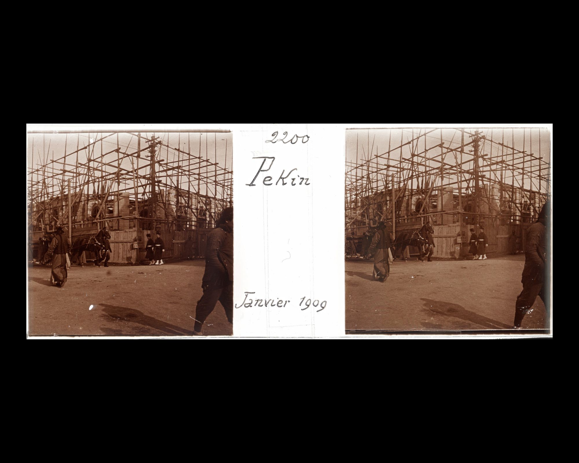 Image représentant Passants et soldats à l'angle de la rue Meiji et de la rue des Légations