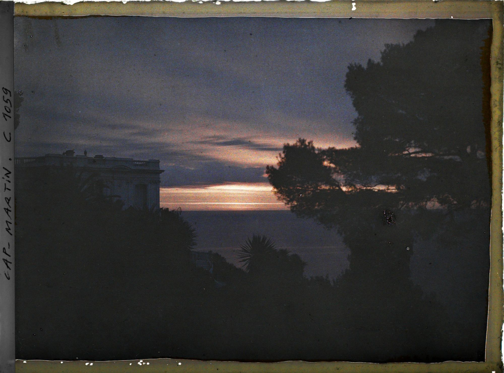 Image représentant Partie supérieure de la façade ouest de la villa Kahn ou villa Zamir, vue vers l'est, à contre-jour