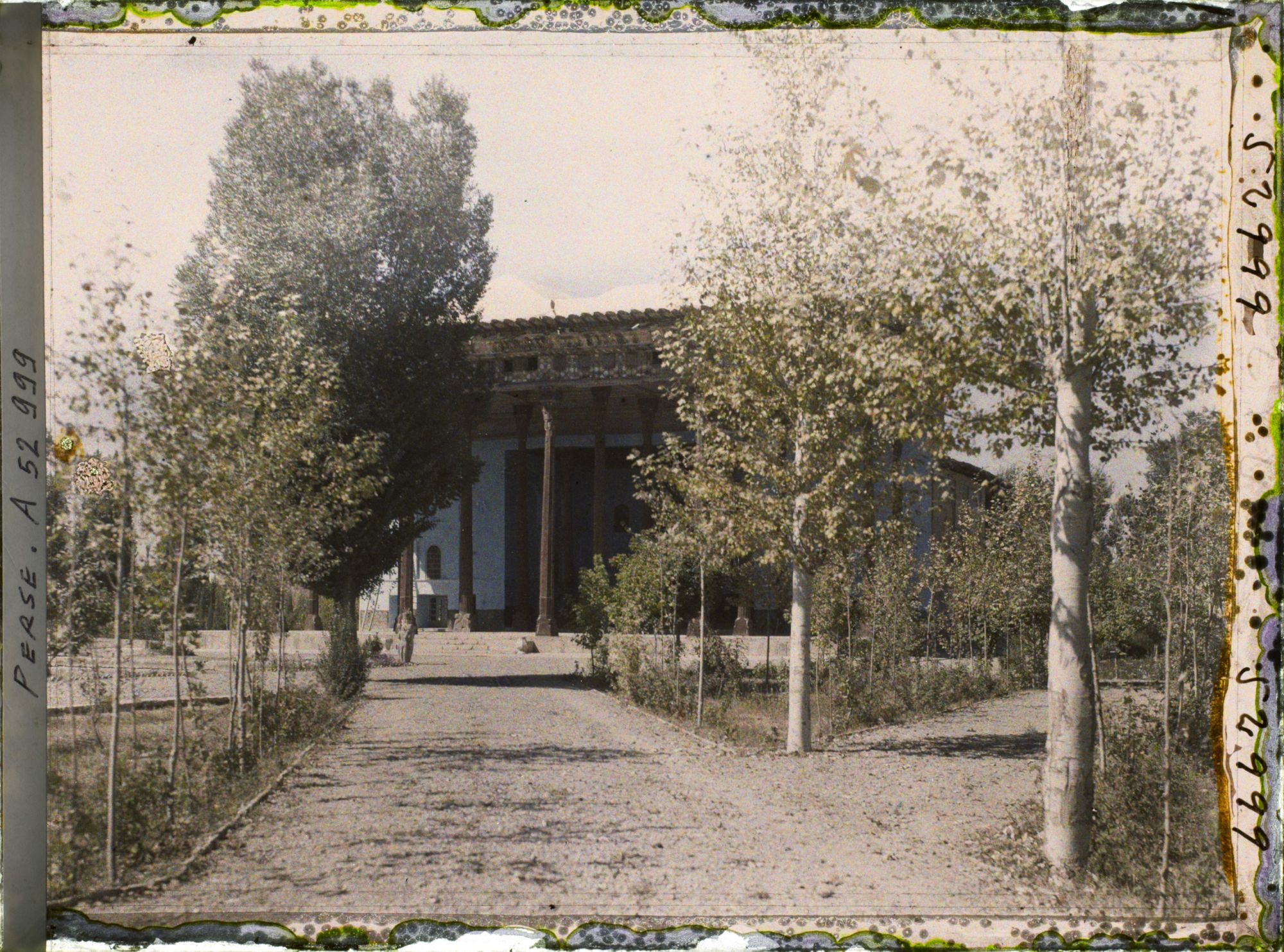Image représentant Le Chehel Sotoun (pavillon des quarante colonnes) (1647), côté jardin