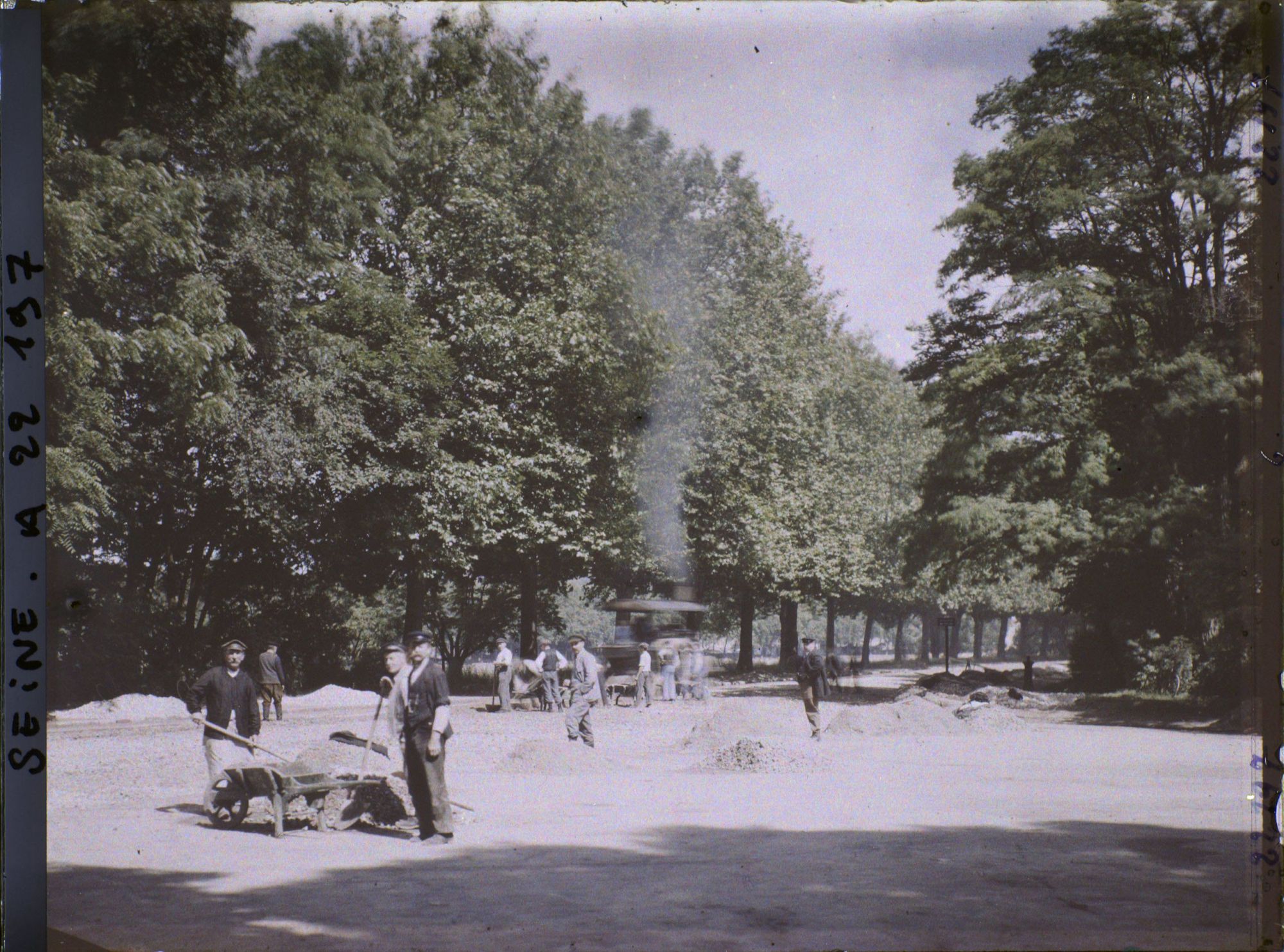Image représentant La réfection de la chaussée à la porte de Boulogne, bois de Boulogne