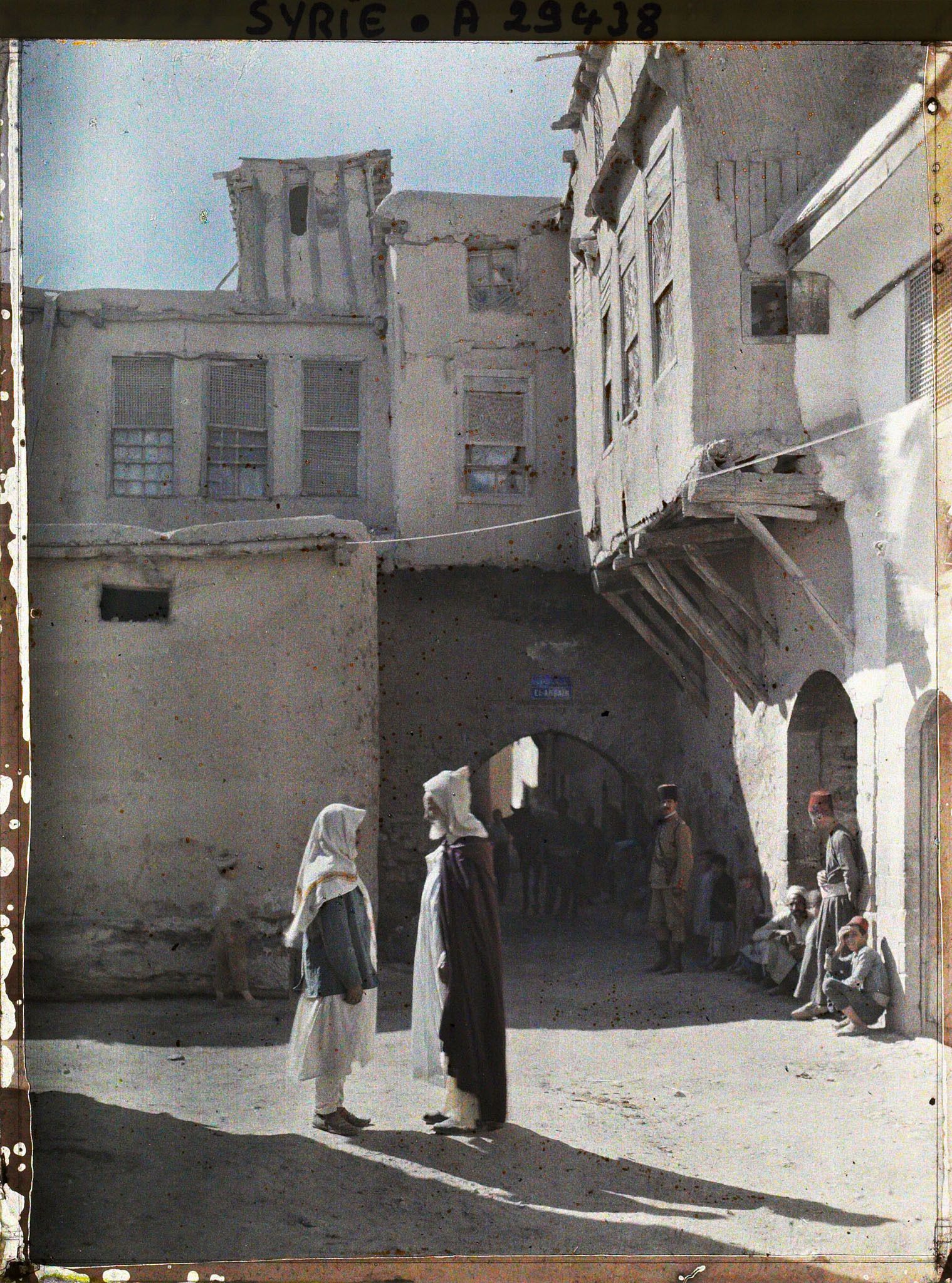 Image représentant Groupe de personnages en tenues traditionnelles dans la rue d'El-Arbals