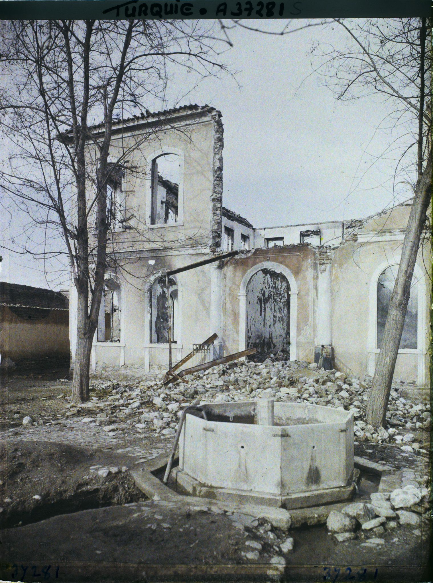 Image représentant Turquie, Cassaba, Ecole de garçons incendiée