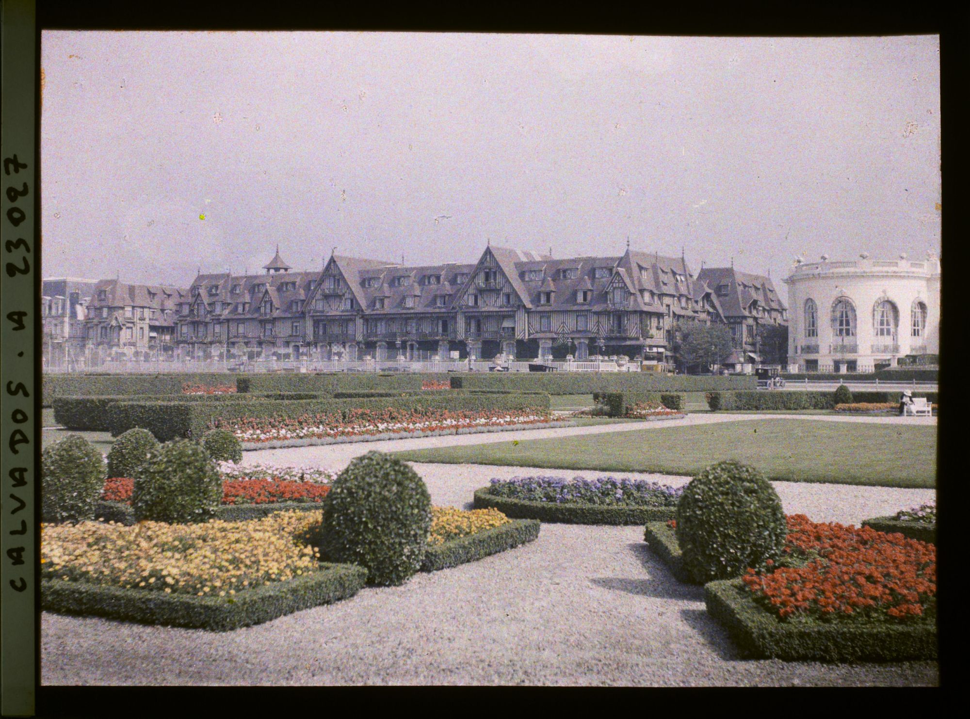 Image représentant Le Normandy-Hôtel vu des jardins du Casino