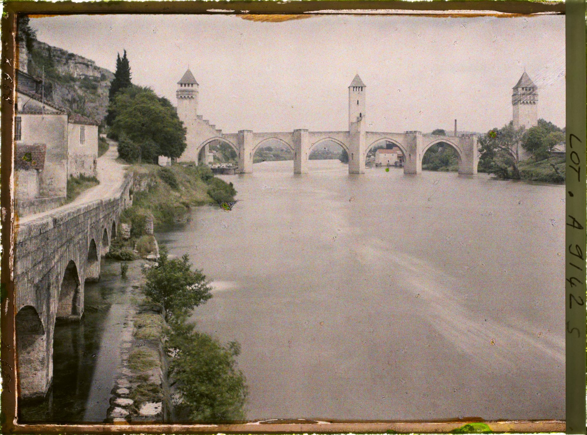 Image représentant France, Cahors, Ensemble du pont Valentré vu de la rive gauche (amont)