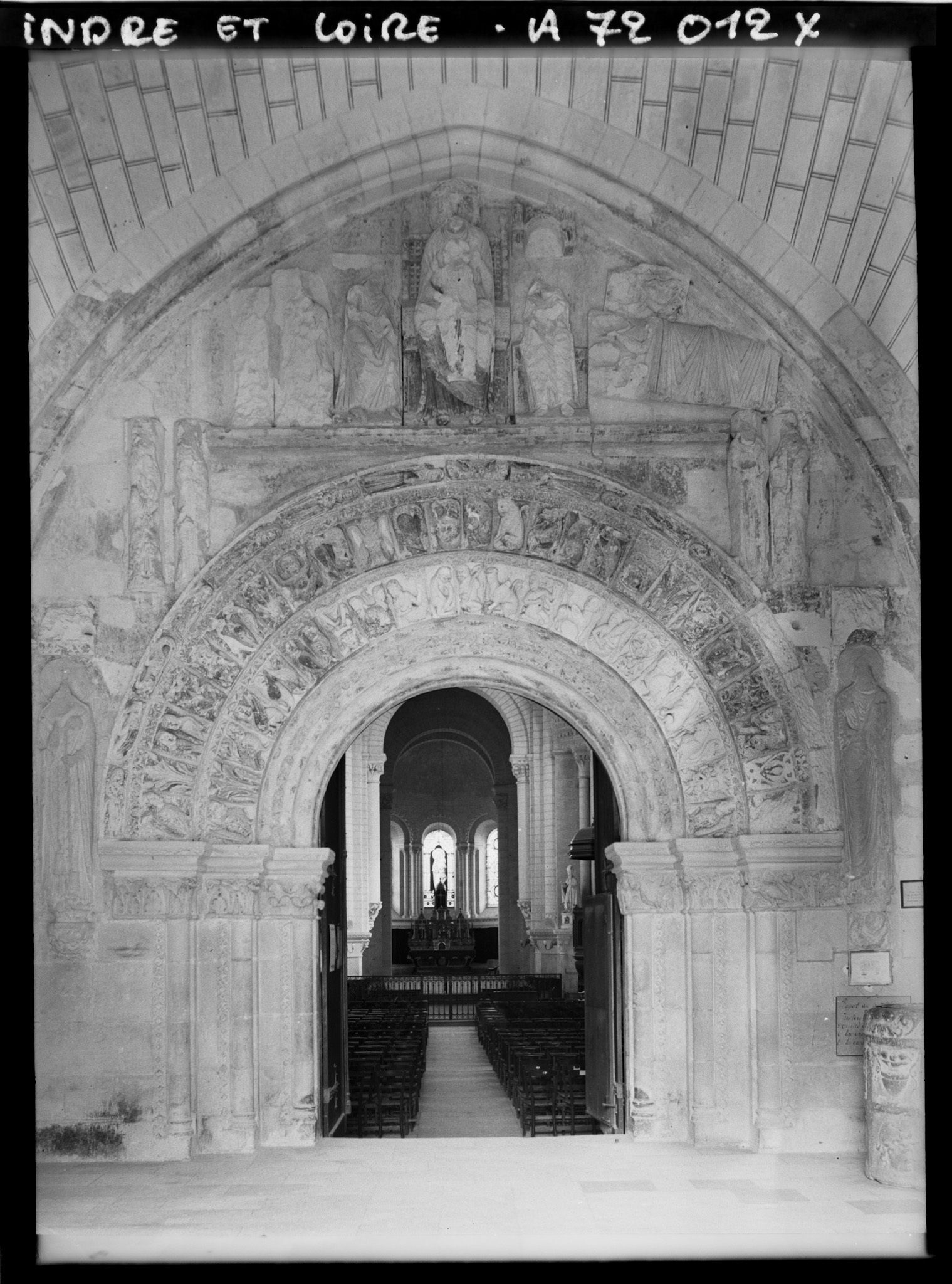 Image représentant Vue du narthex et du portail de la collégiale Saint-Ours