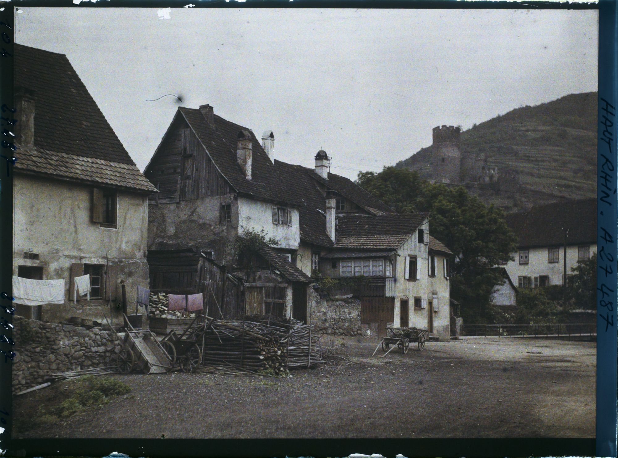 Image représentant France, Kaysersberg, Maisons près de la Veiss et le Château
