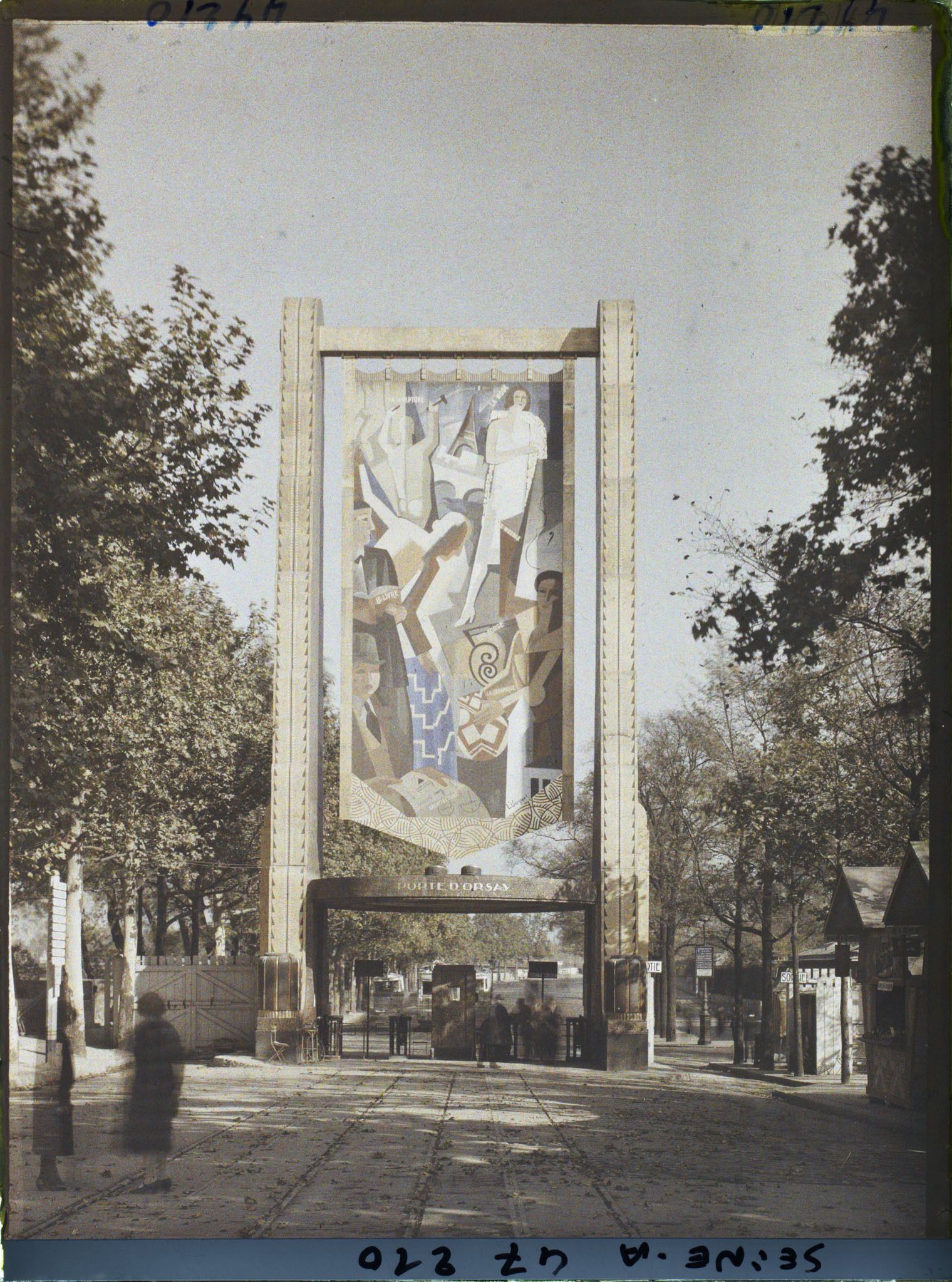 Image représentant L'Exposition des arts décoratifs, Porte des Affaires étrangères, sur le quai d'Orsay