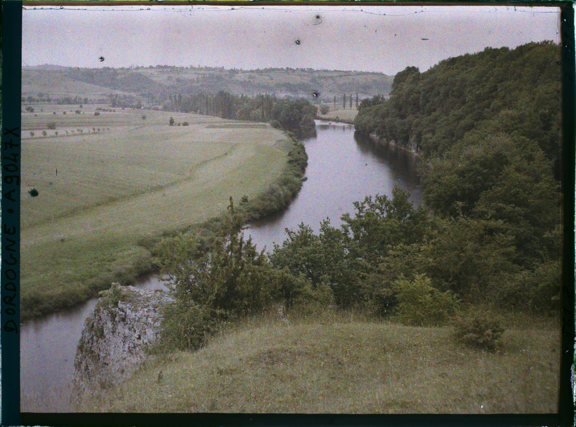 Image représentant France, Le Bugue, Les bords de la Dordogne pris du même endroit que la précédente
