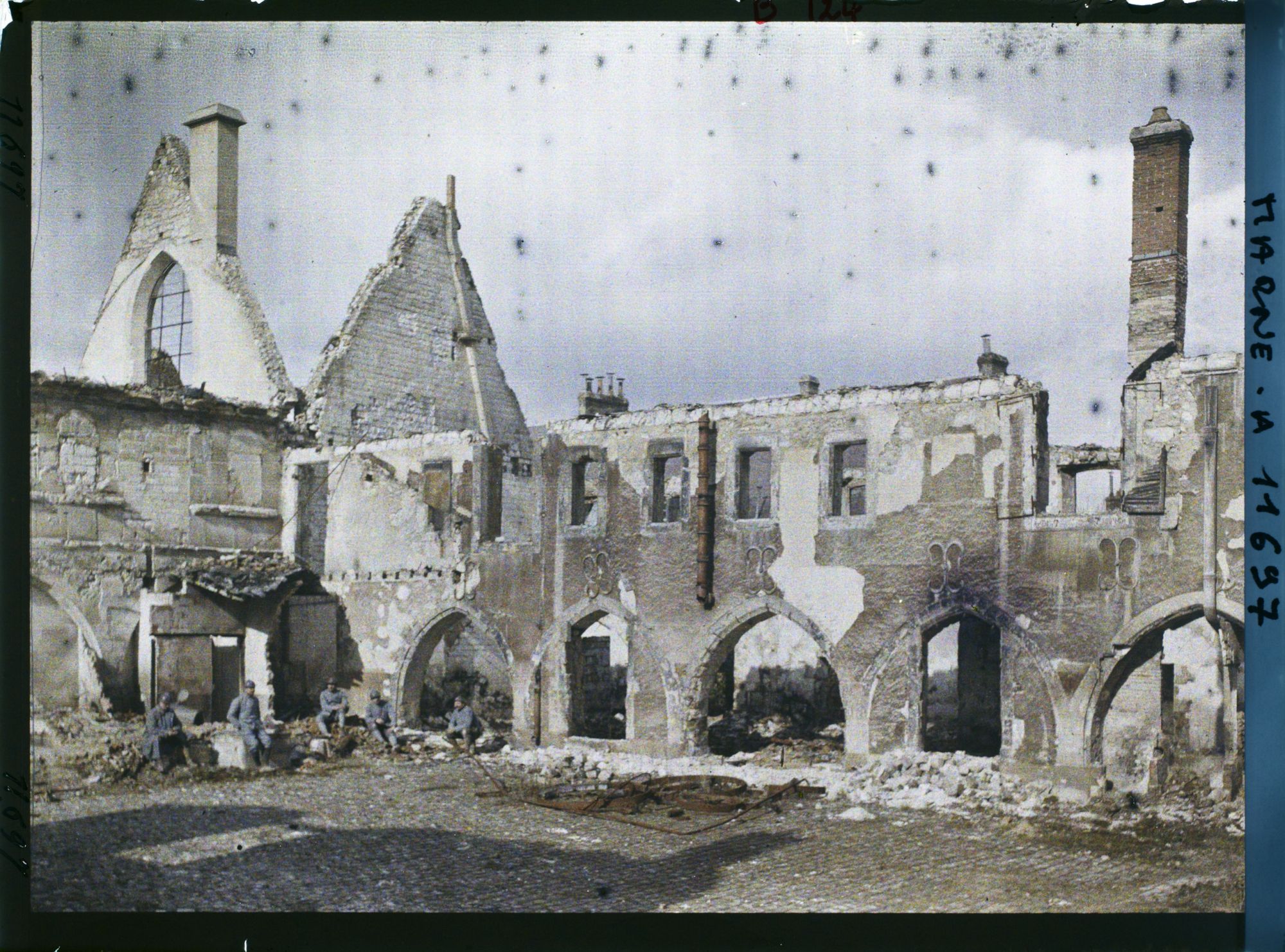 Image représentant France, Reims, Militaires dans le Couvent des Cordeliers