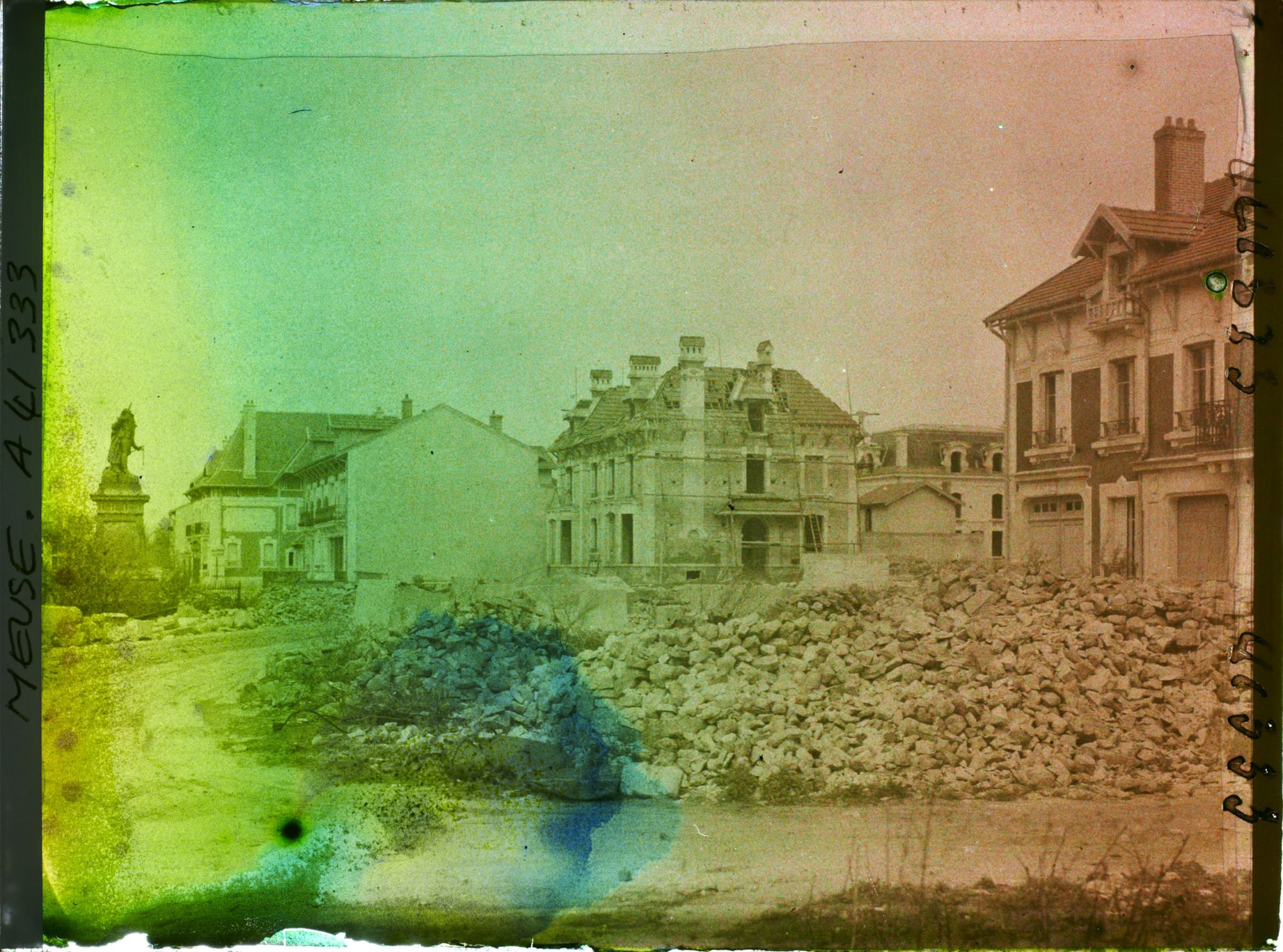 Image représentant France, Fresnes en Woëvre, Rue de Metz et Statue du Général Margueritte