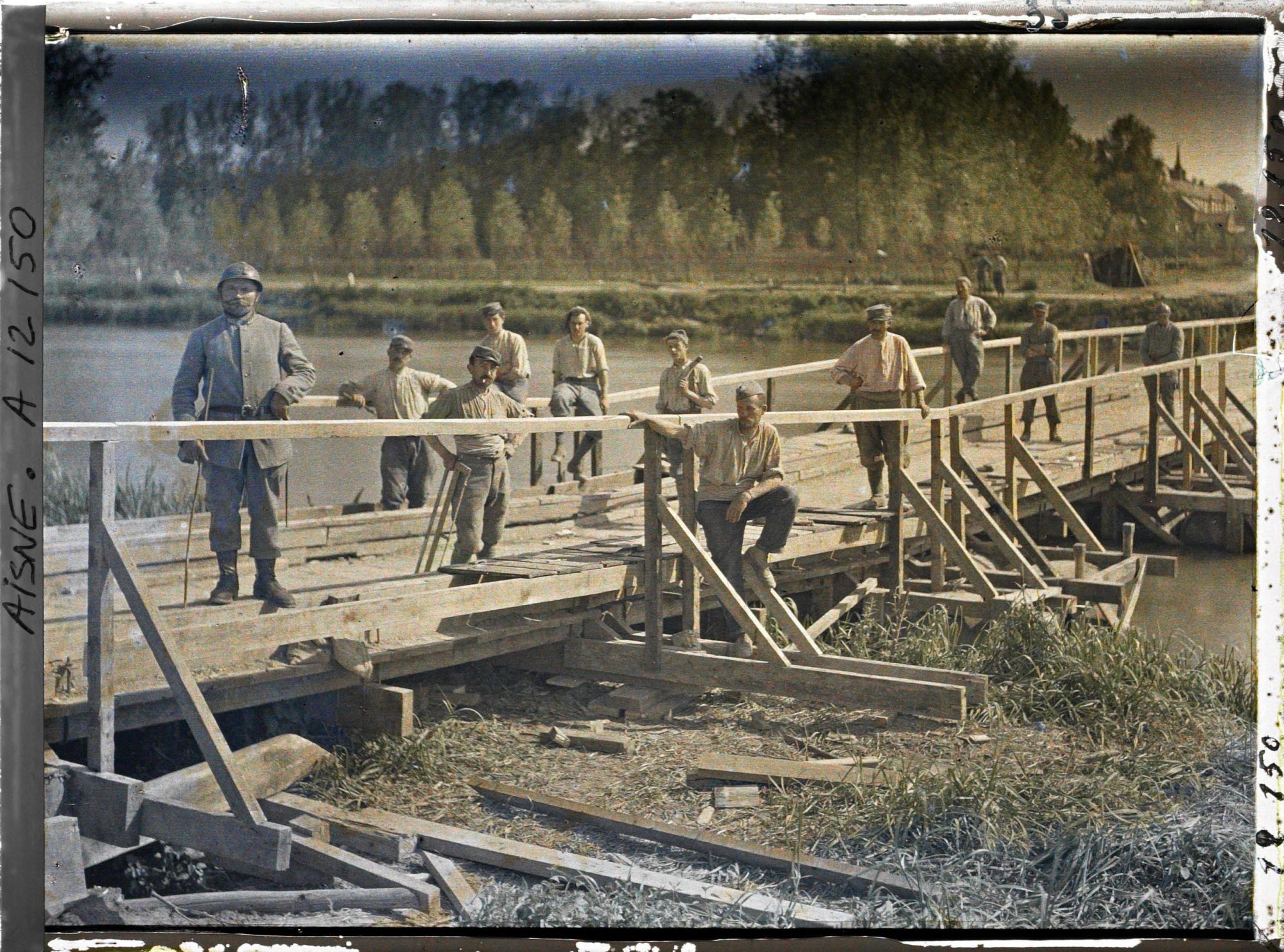 Image représentant Ouvriers du génie travaillant sur un pont