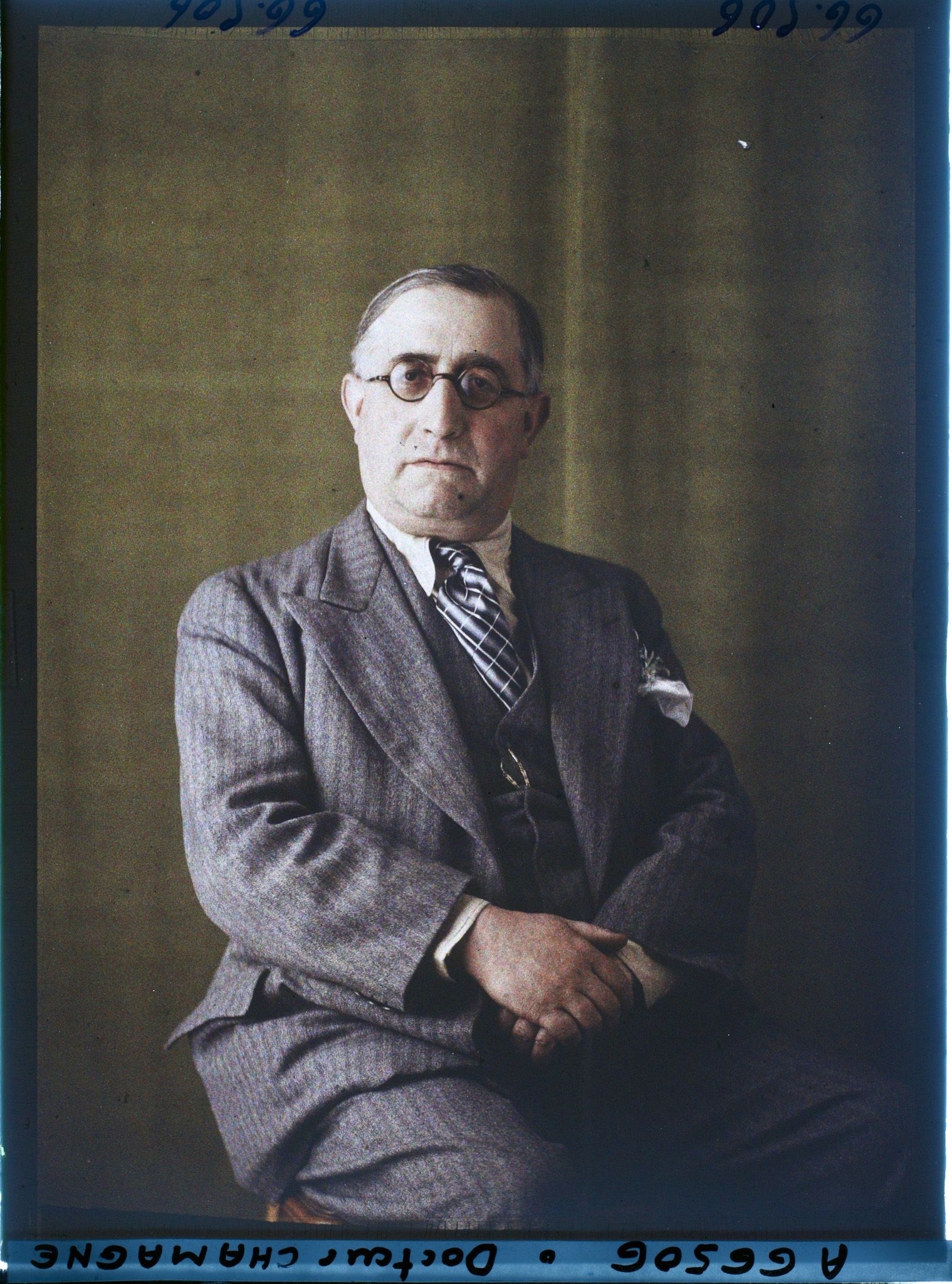 Image représentant https://musee-albert-kahn.s-museum.fr/home/NWQ2OTAwYzNmYjZlZTk1ZWQwODJmMjY4L2dlbmVyaWMtbm90aWNlLXRhYi9hdXRob3JpdHkvNjE3YTc5ZjVjZjhiODk2OGIzMzM3ZDIx/5d6900c3fb6ee95ed082f268/generic-notice-tab/authority/617a79ebcf8b8968b3336a53 Le Docteur Chamagne