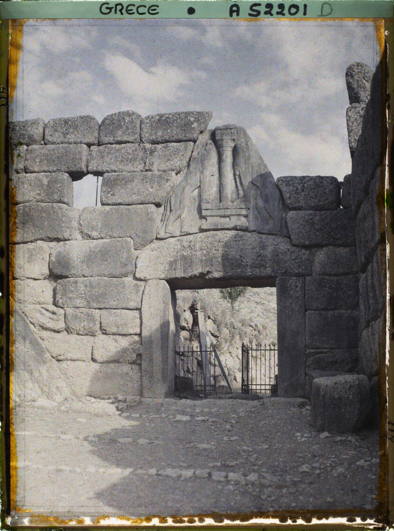 Image représentant La Porte des Lionnes (porte principale de l'Acropole, au nord-ouest)