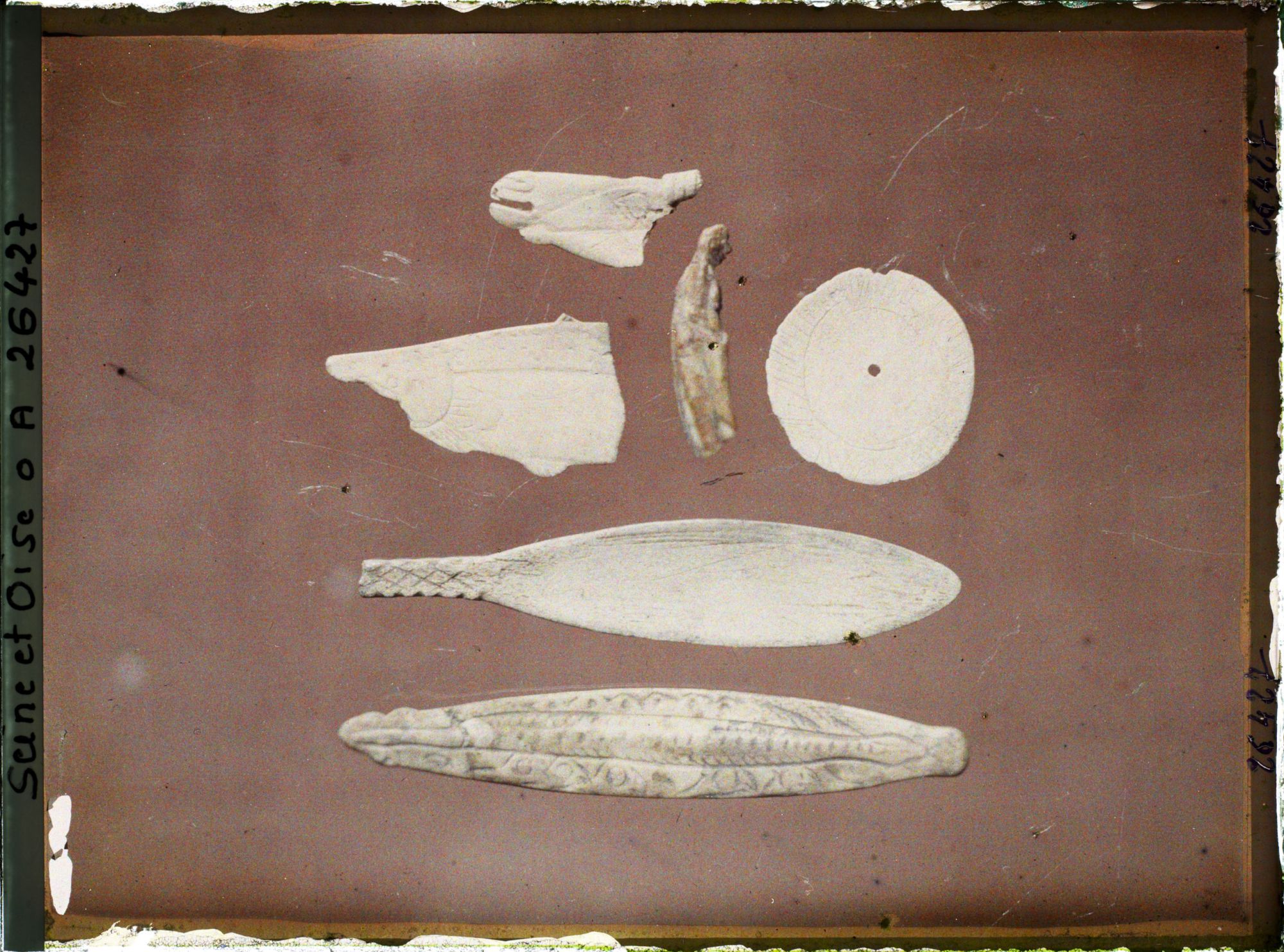 Image représentant France, St Germain-en-Laye, Musée : Navette avec Serpent (Grotte de Lorthet) 47.418 1 Cuillère (Gourdan) 47440 ; 1 Bison (Lhortet) 47280 ; Disque Solaire Mas d'Azil tête de Ch.