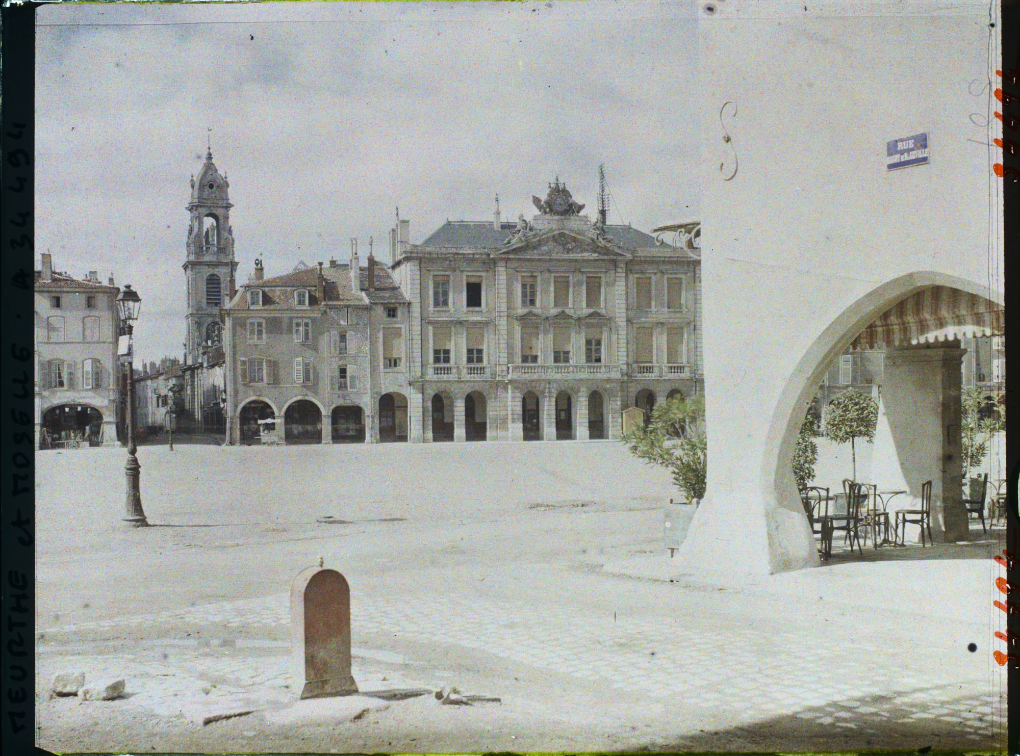 Image représentant France, Pont à Mousson, Une vue sur l'Hôtel de Ville et l'Eglise St Laurent