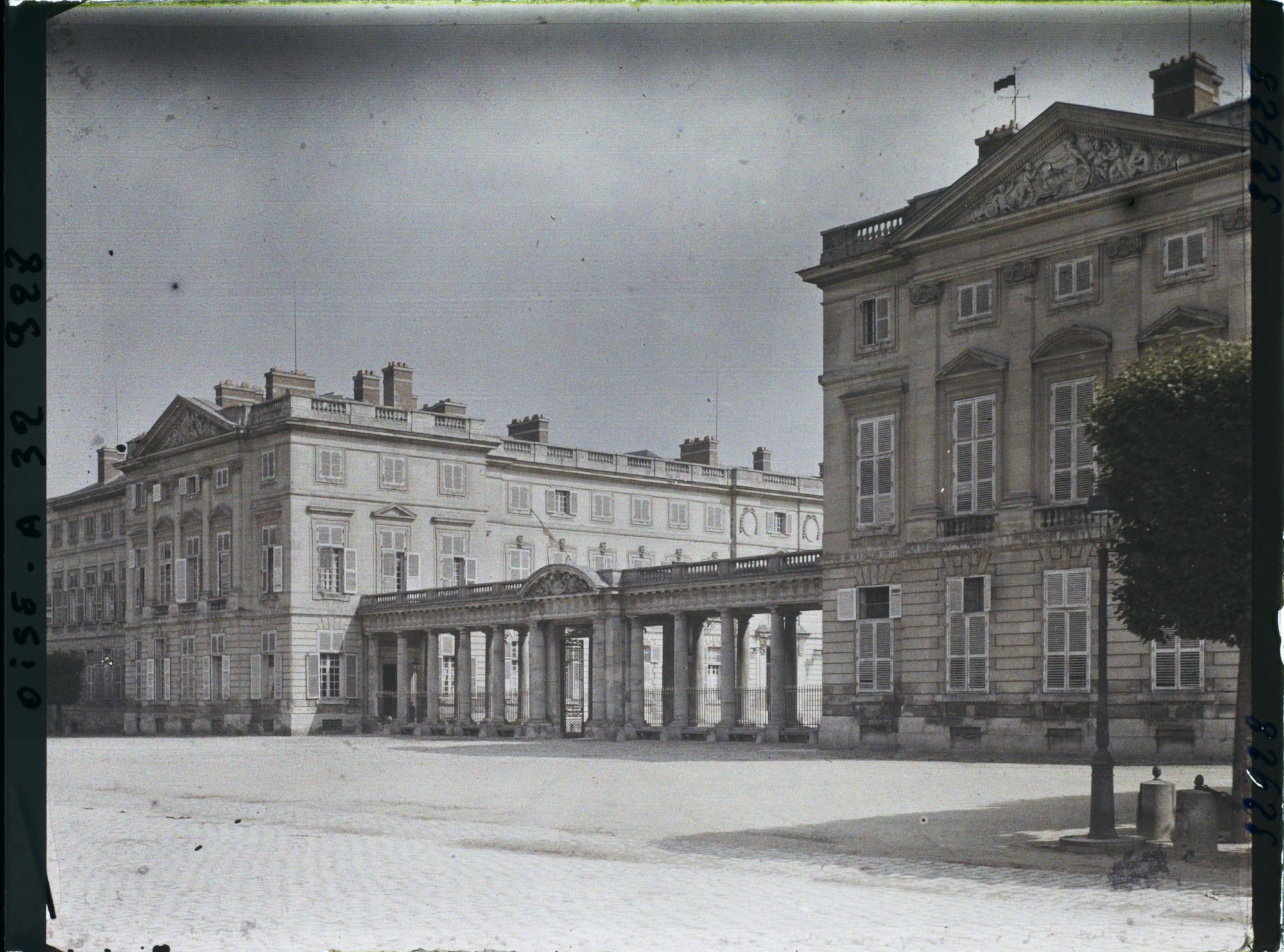 Image représentant France, Compiègne, Perspective sur l'entrée du Chau Place du Palais