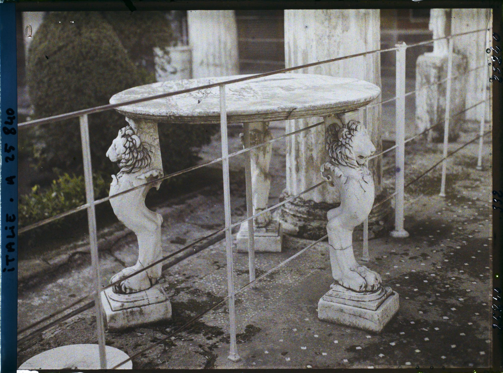 Image représentant Maison des Vettii table de marbre avec pieds sculptés