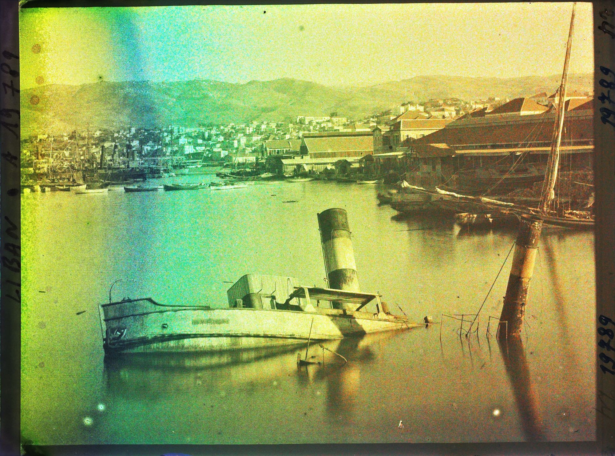 Image représentant Vue sur les entrepôts, navires chalutiers, barques et voiliers du port