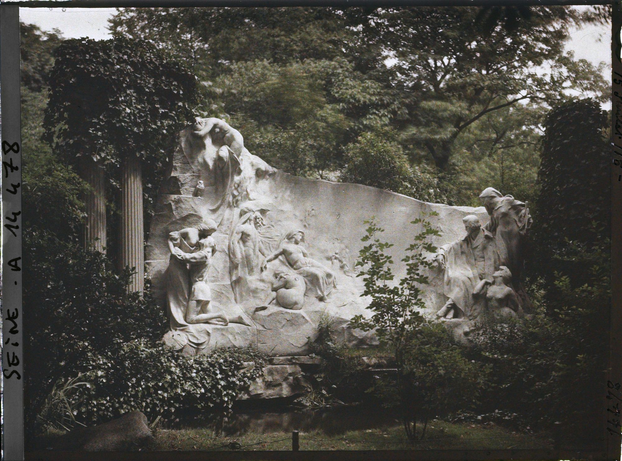 Image représentant Monument d'Alfred de Musset au Jardin de la Vallée suisse, Le Rêve du Poète