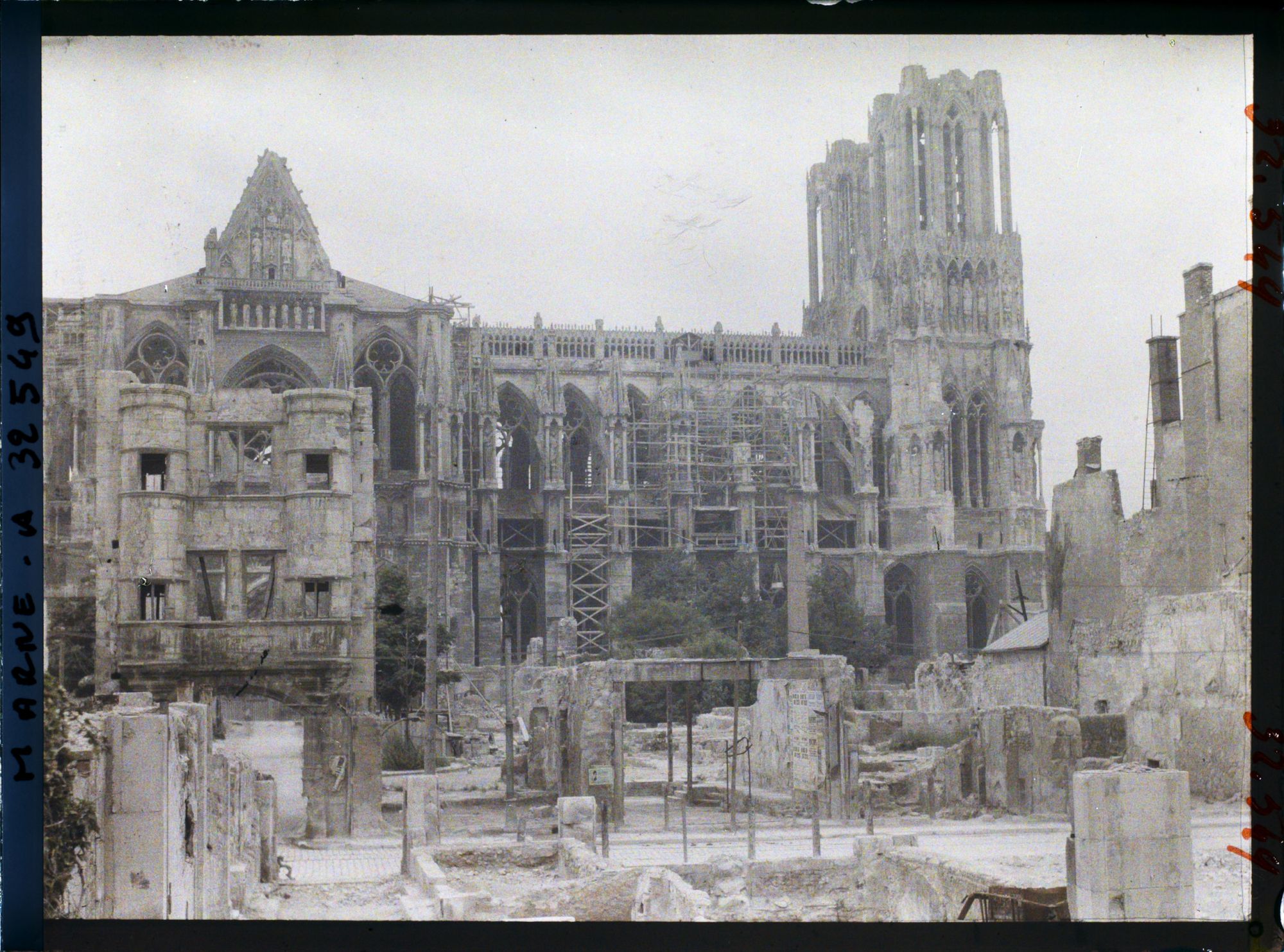 Image représentant France, Reims, Côté nord de la Cathédrale pris de la rue Carnot