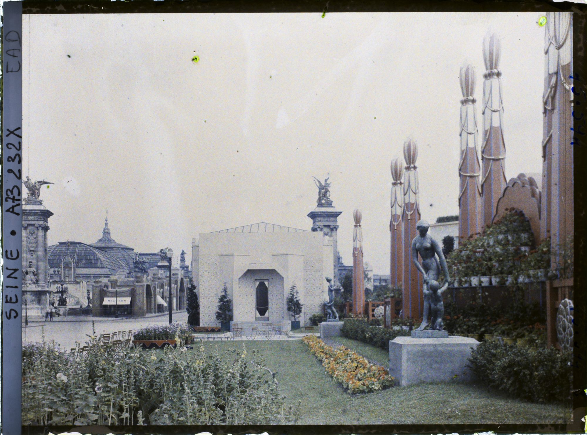 Image représentant L'Exposition des arts décoratifs, Jardin de Jacques Lambert, sur la terrasse de la gare, vue vers le pont Alexandre III