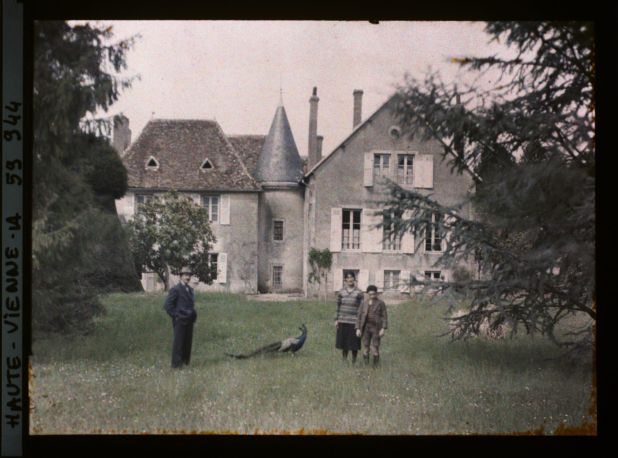 Image représentant La famille Misme dans sa propriété de la Ribière