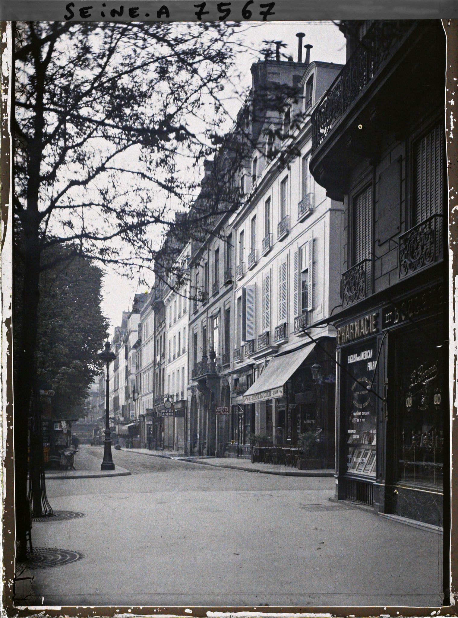Image représentant Le boulevard St-Germain, au niveau du numéro 175, à l'angle de la rue des Saint-Pères