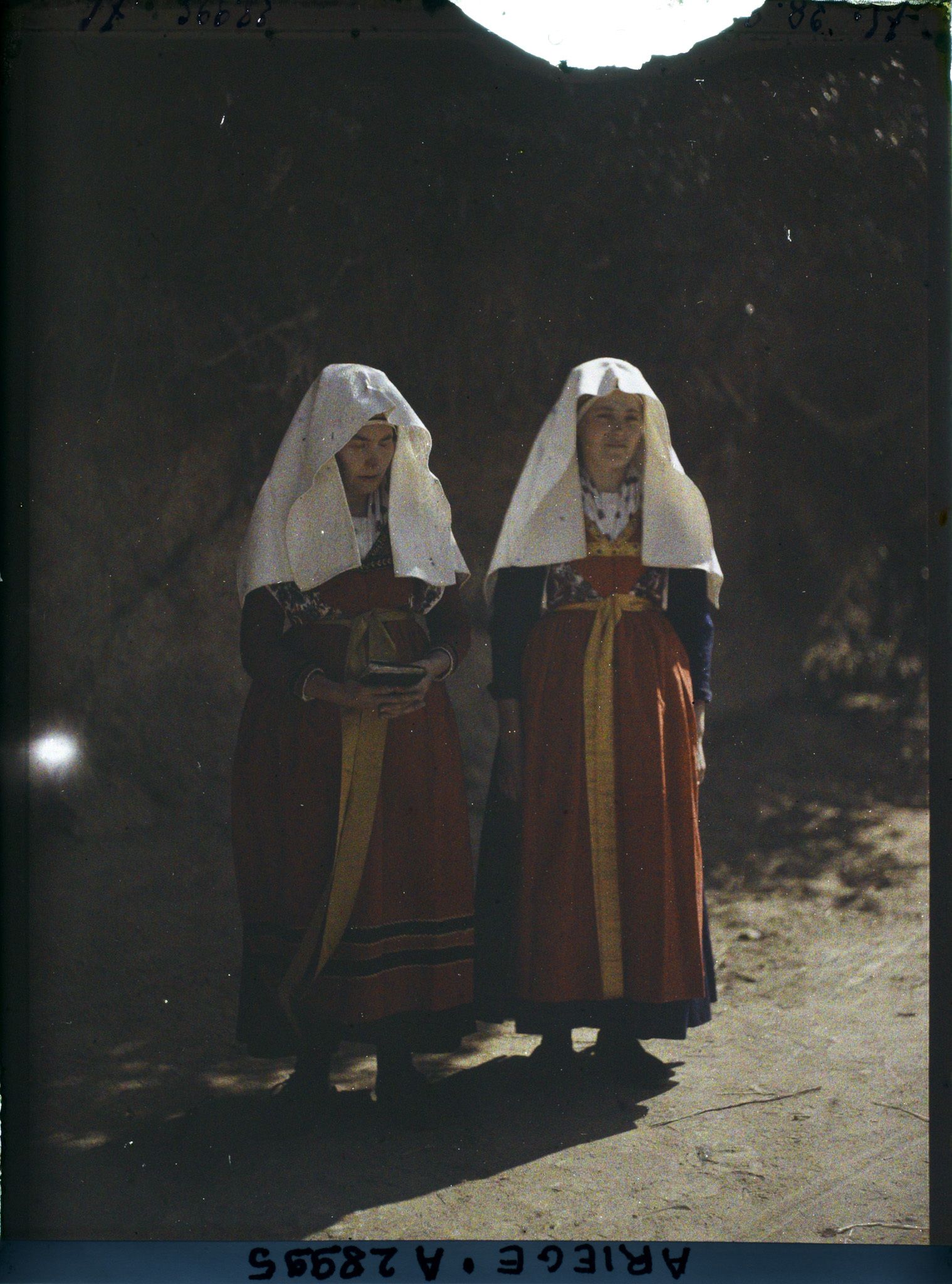 Image représentant Groupe de deux Bethmalaise au sortir de l'église