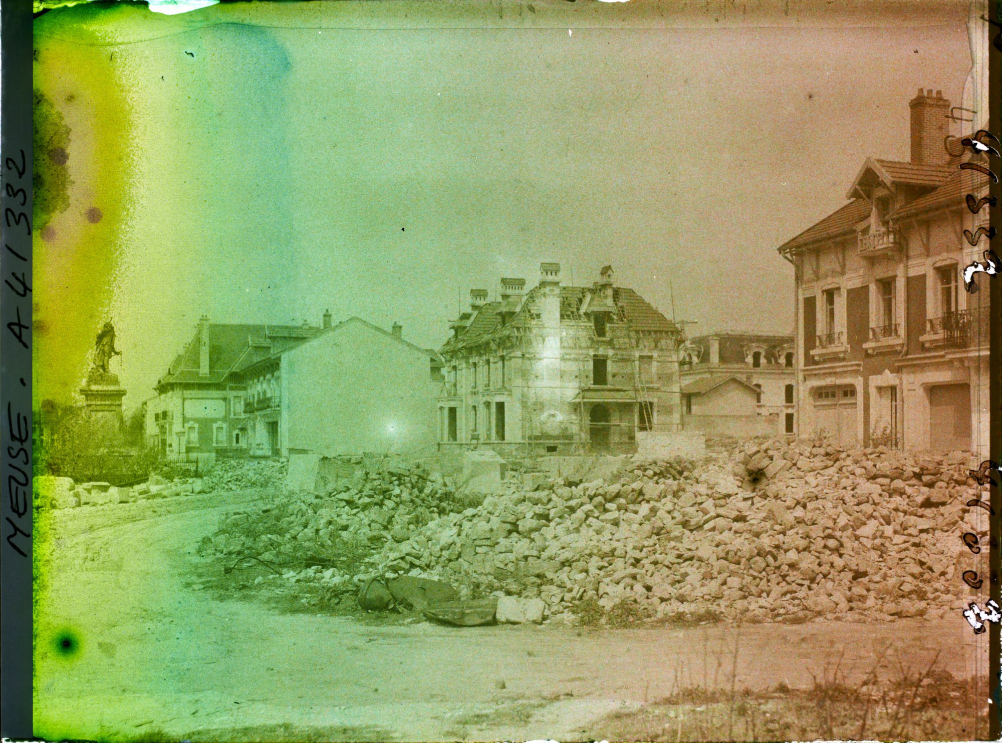 Image représentant France, Fresnes en Woëvre, Rue de Metz et Statue du Général Margueritte