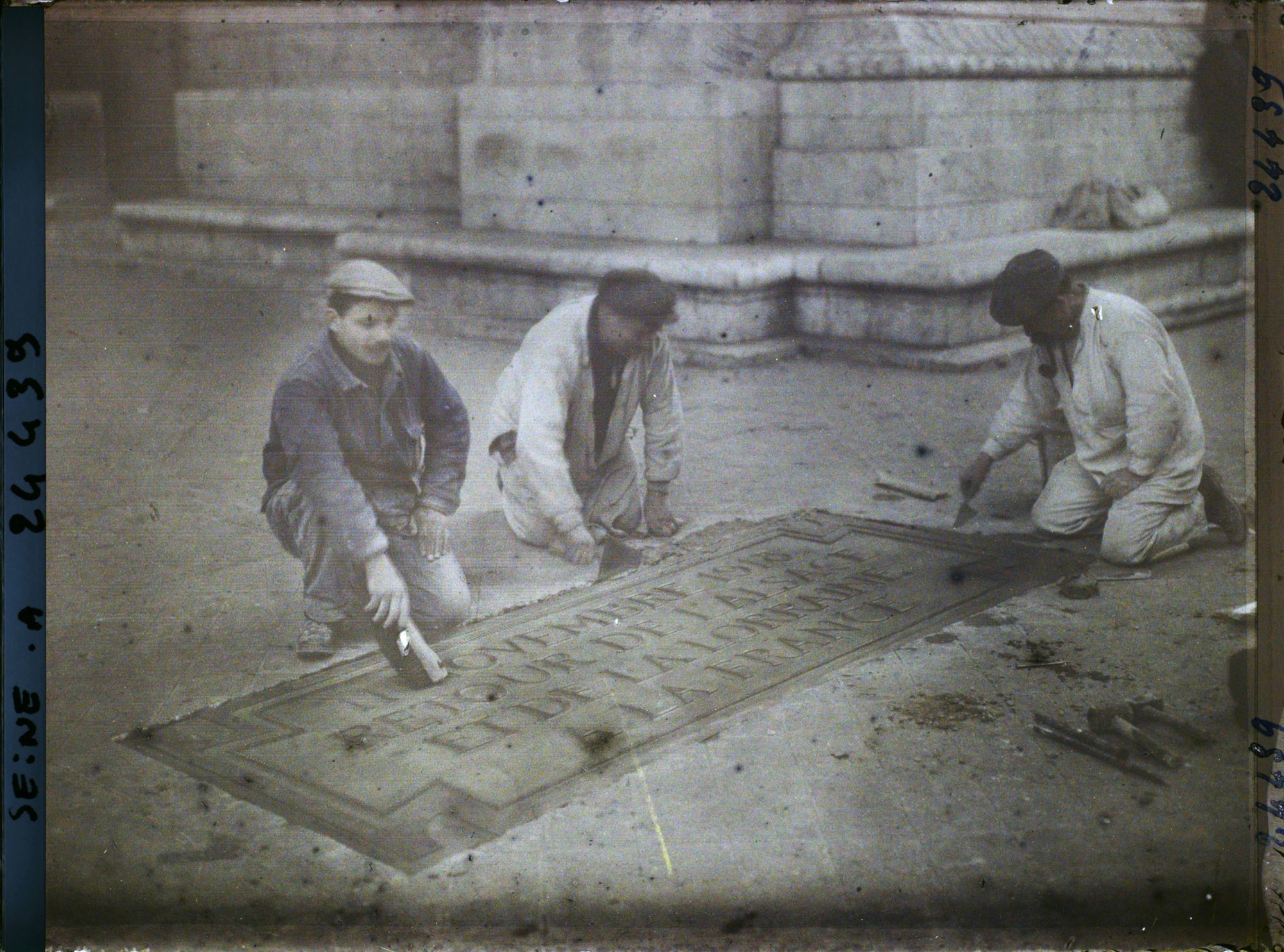 Image représentant La pose de dalles à la gloire de la République sous l'Arc de Triomphe, à l'occasion du Cinquantenaire de la IIIe République