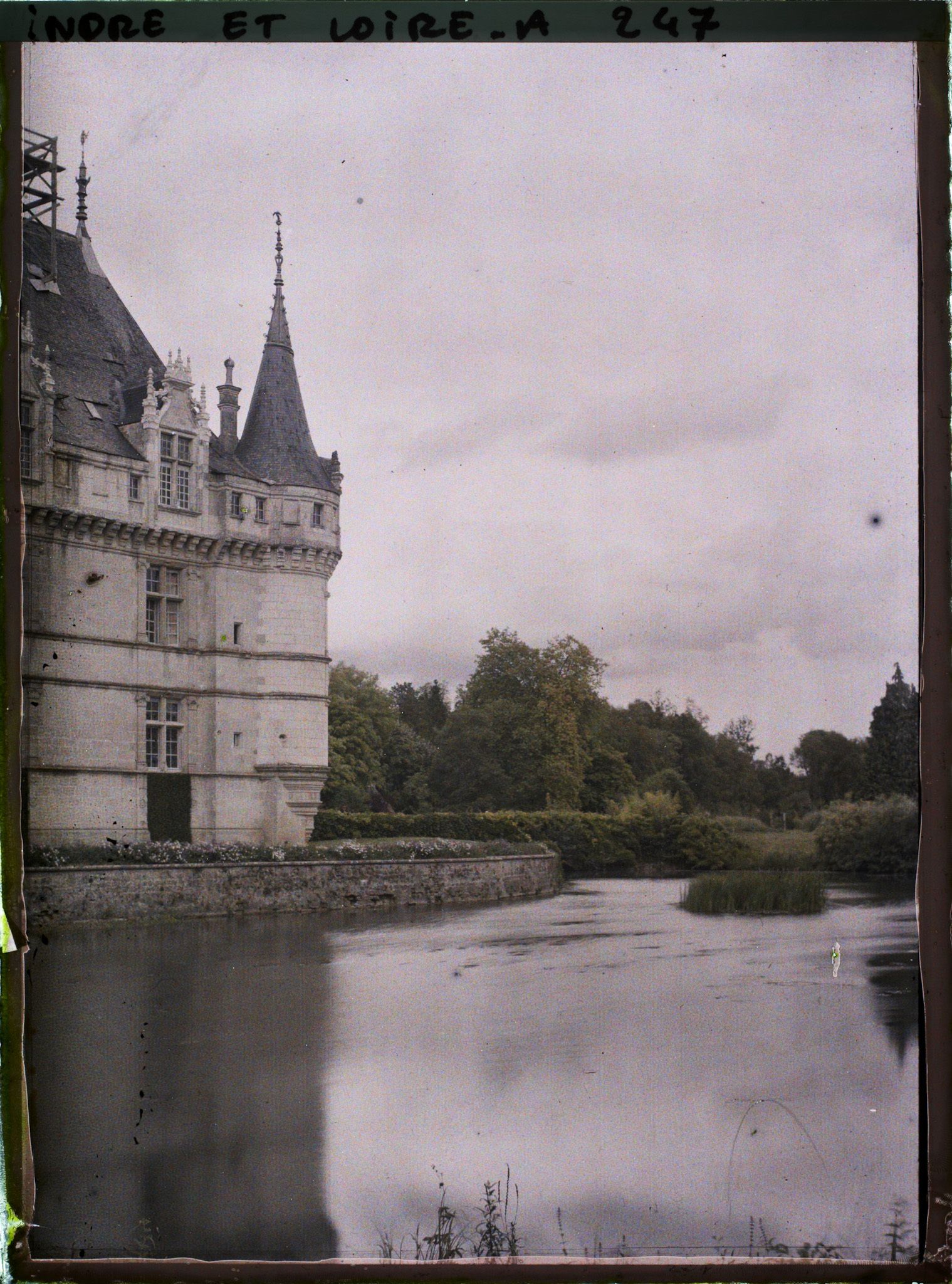 Image représentant La façade sud du château, avec le plan d'eau