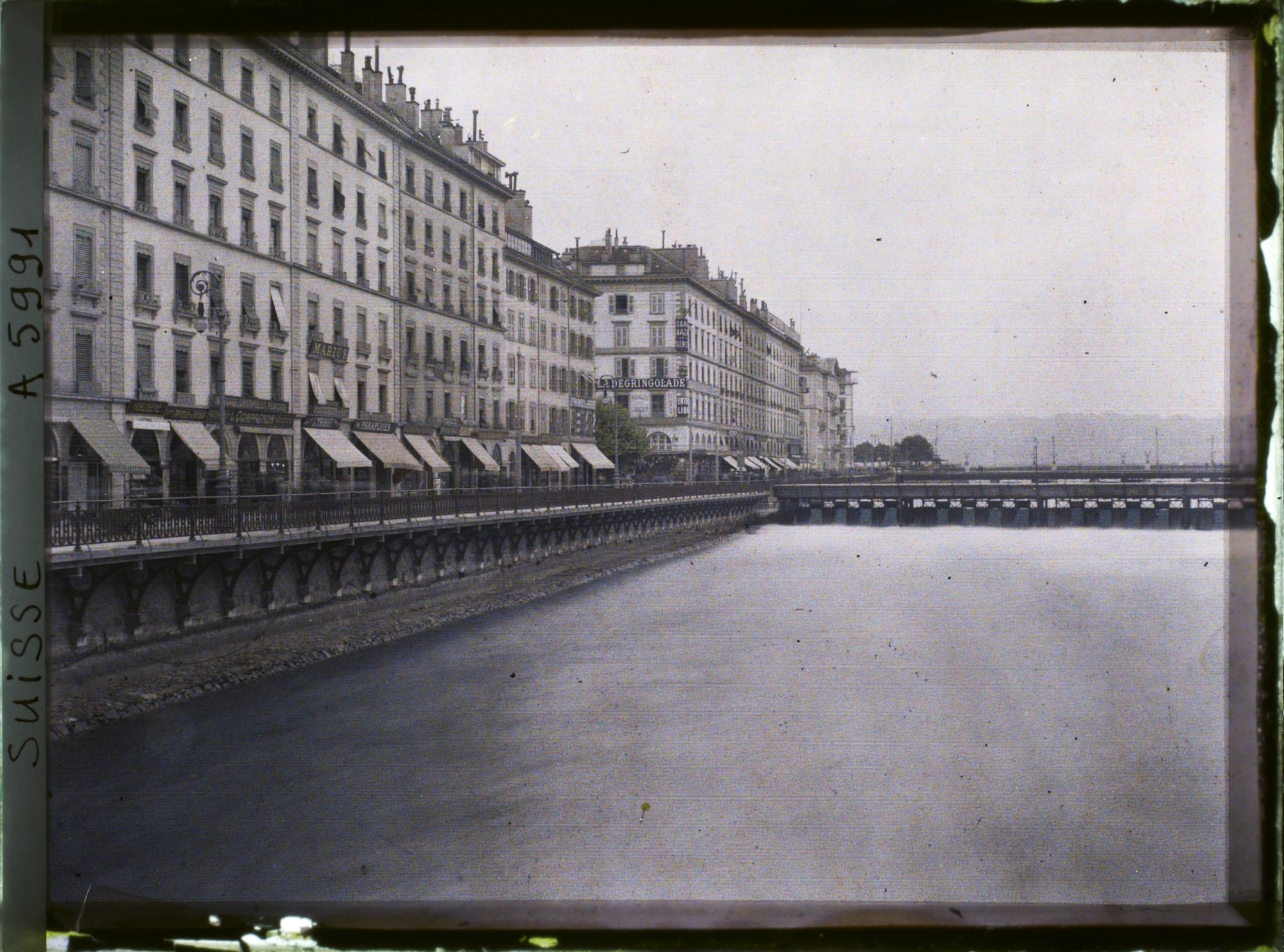 Image représentant Le quai des Bergues et le pont de la Machine sur le Rhône