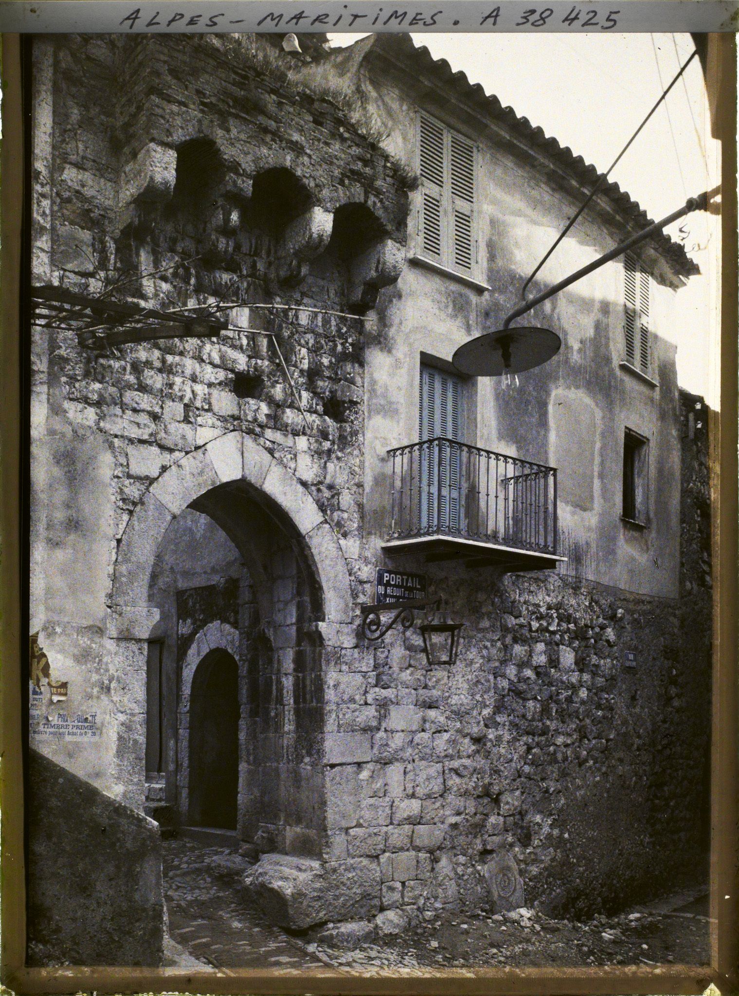 Image représentant Le portail médiéval du réduit de la Tour place Saint-Jean, érigé à l'entrée de l'ancienne voie d'Italie