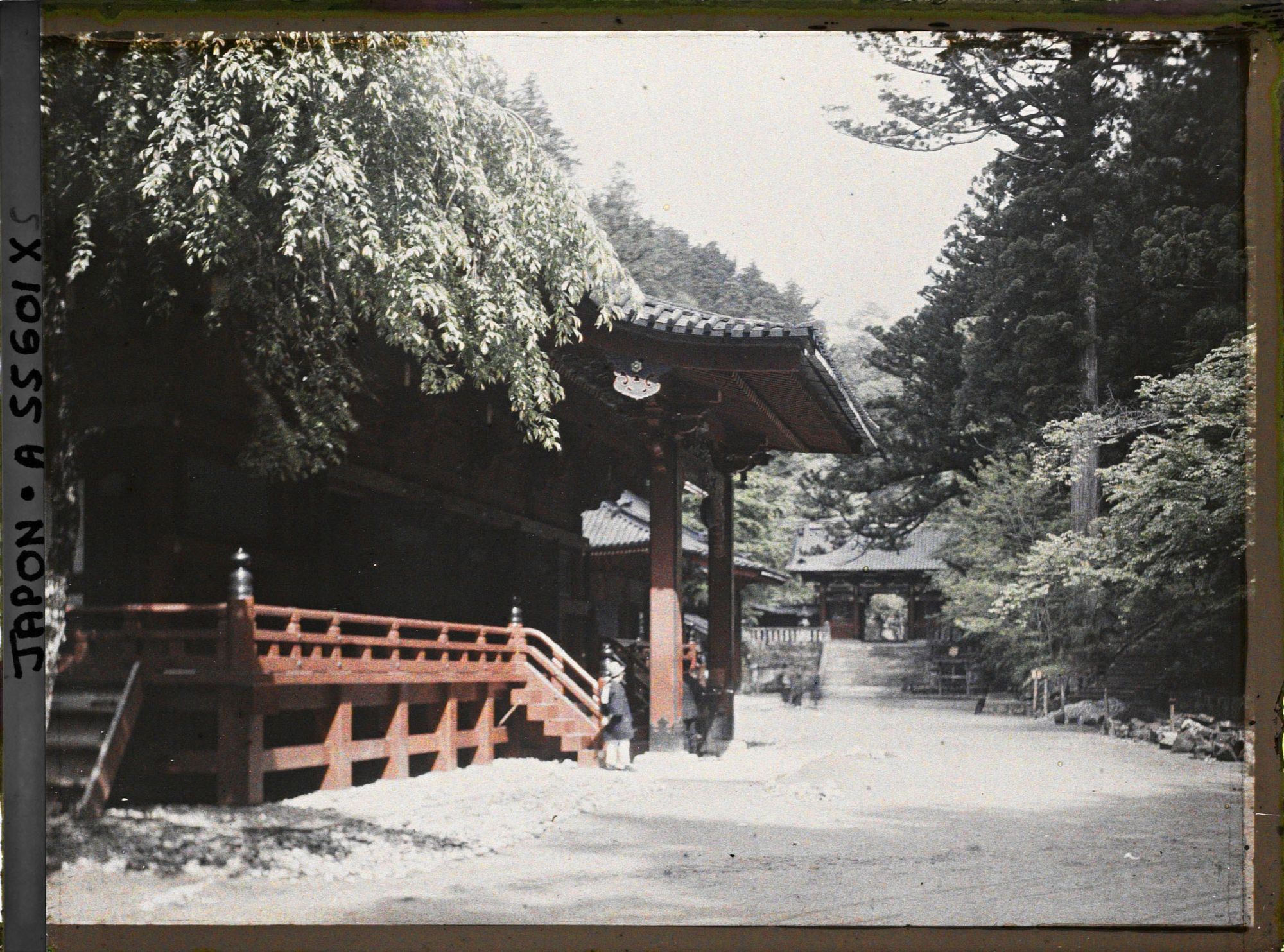 Image représentant Le Futatsu-do et la niômon du Daiyûin-byô (tout au fond de l'image)