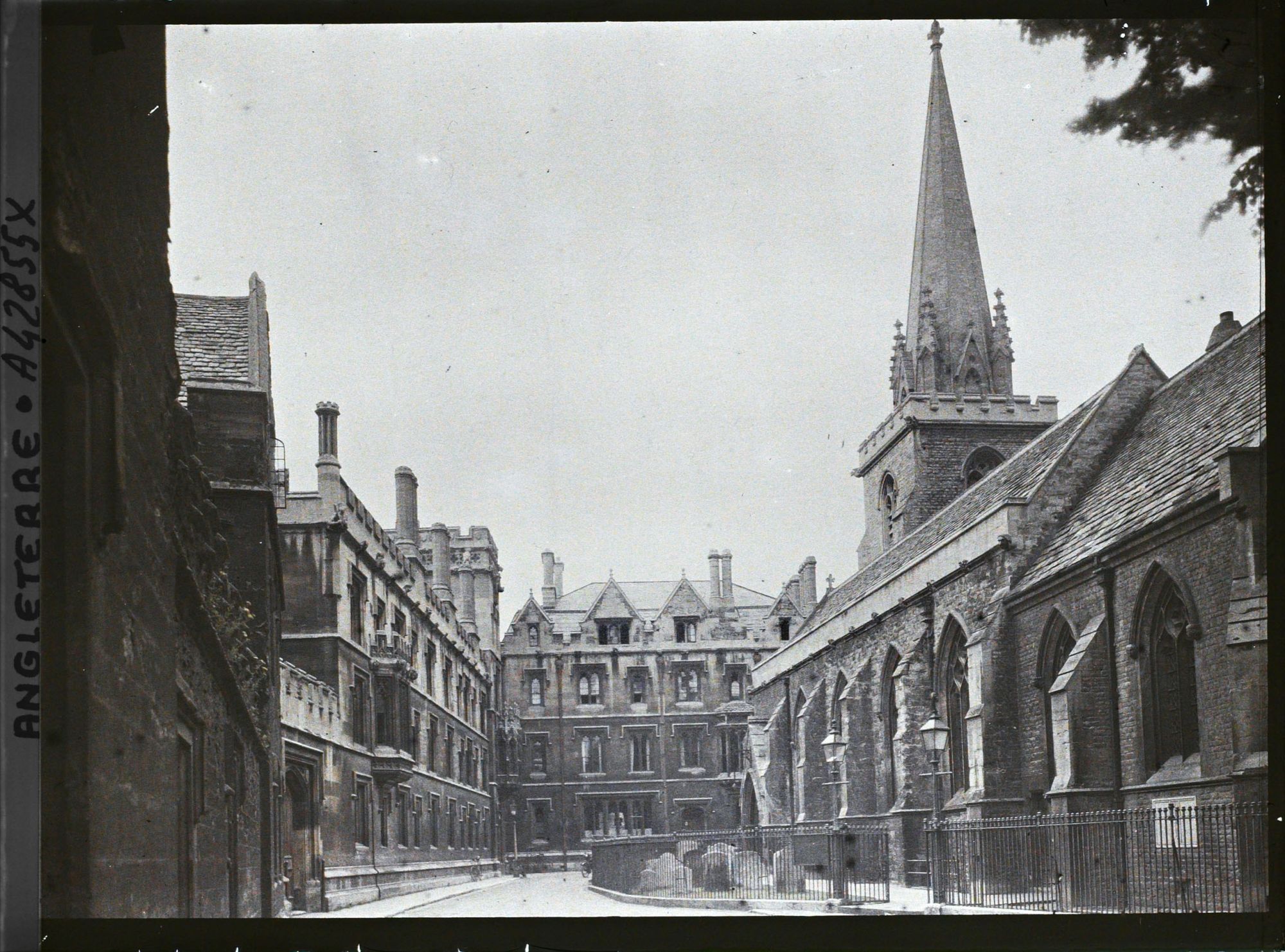 Image représentant L'église St Aldates. Au fond, Pembroke College