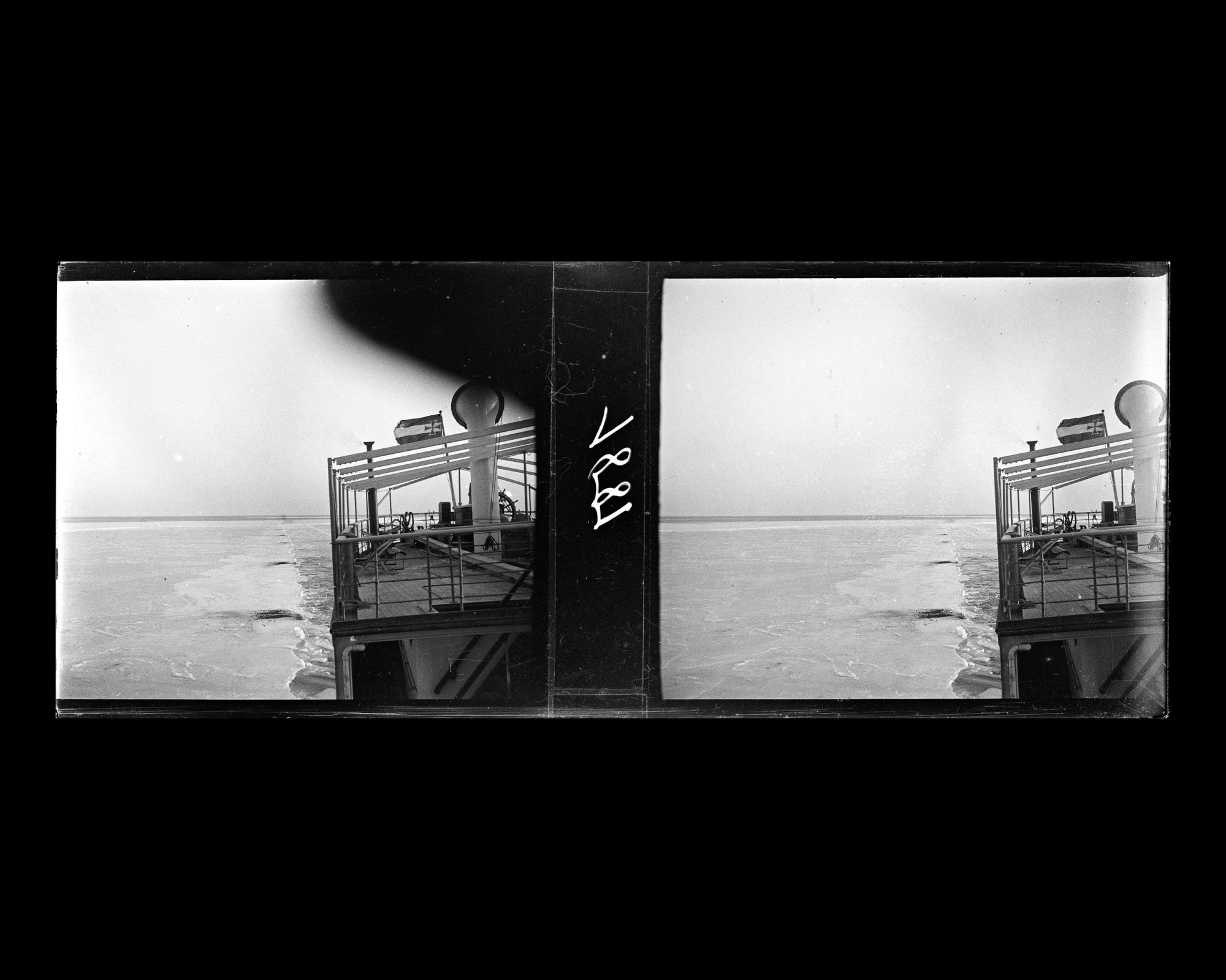 Image représentant Le château arrière du vapeur allemand Staatssekretär Kraëtke et le chenal ouvert dans la banquise