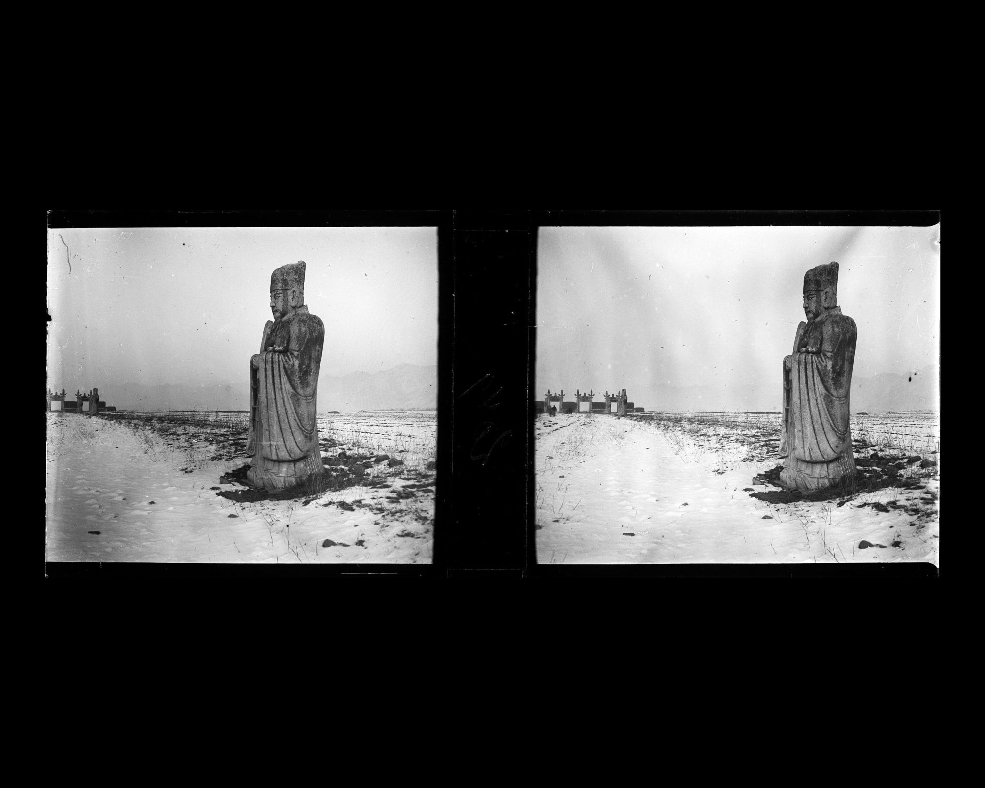 Image représentant Ming Shisanling ("Treize Tombeaux des Ming"). L'un des mandarins de la première paire de l'allée des statues, représentant le président de l'un des six ministères (shangshu)