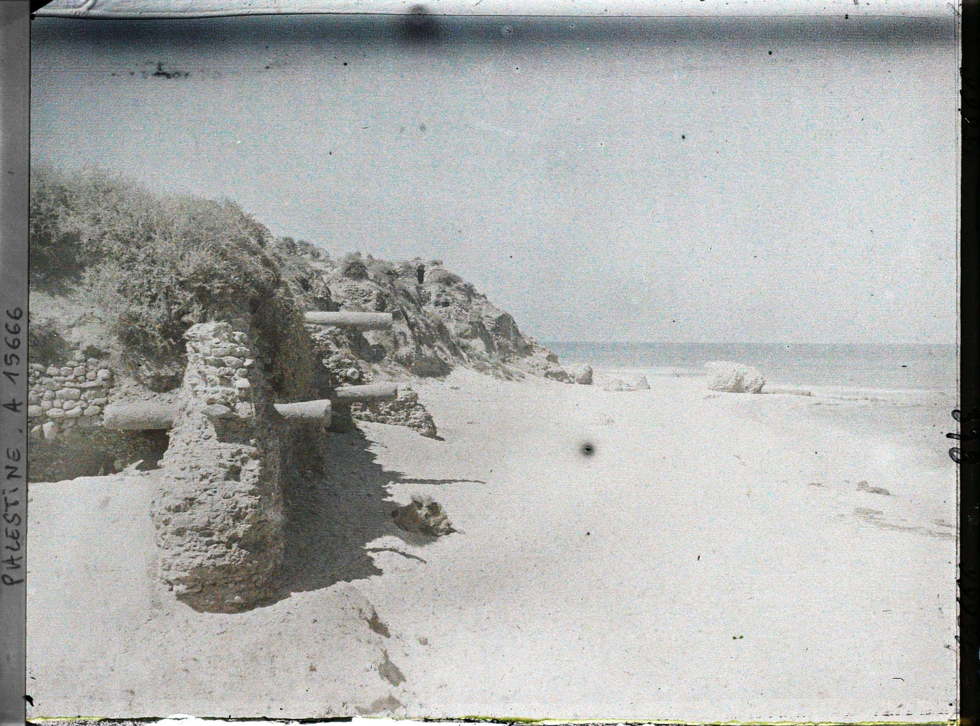 Image représentant Vue d'une plage avec des ruines