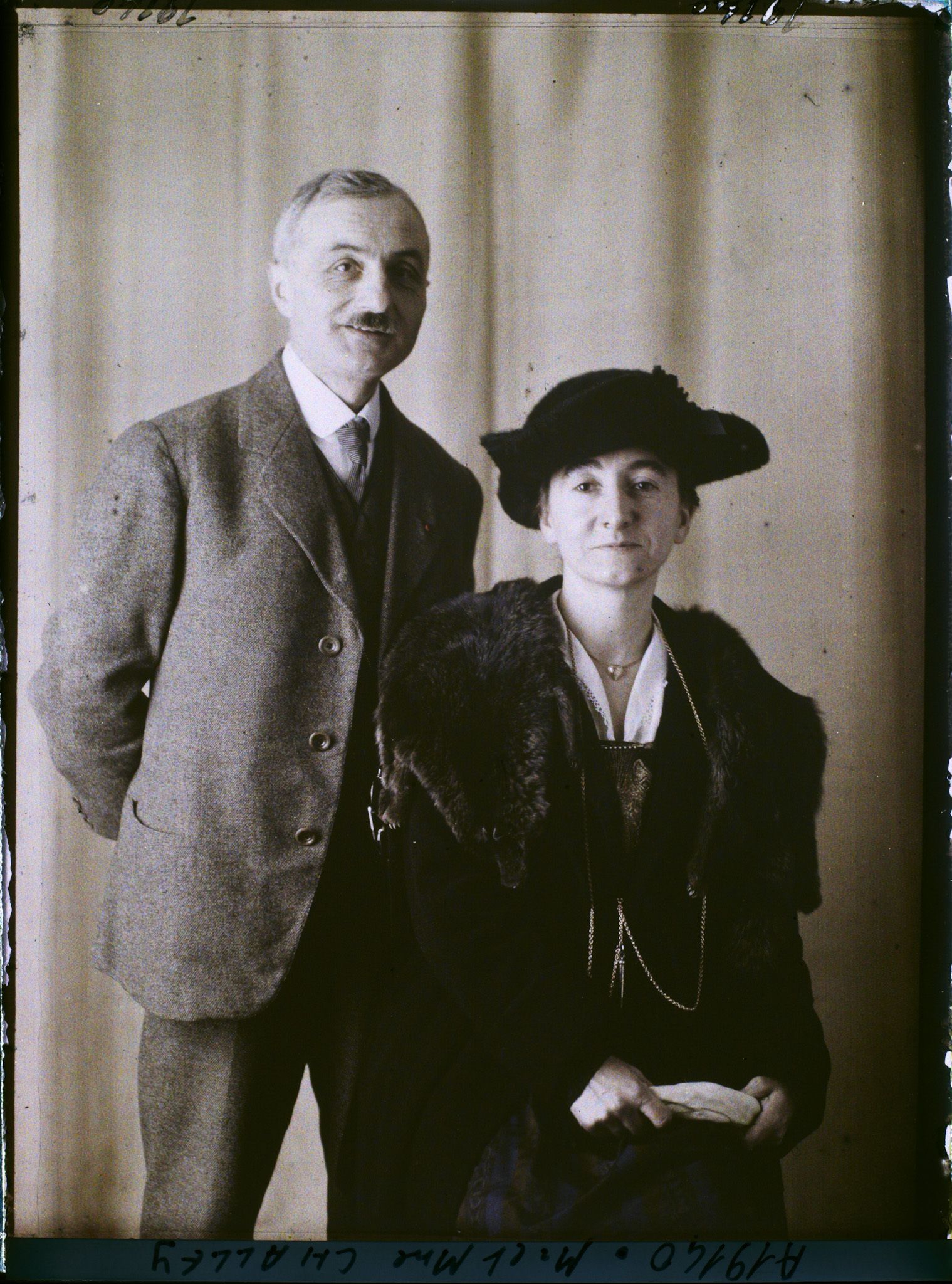 Image représentant https://musee-albert-kahn.s-museum.fr/home/NWQ2OTAwYzNmYjZlZTk1ZWQwODJmMjY4L2dlbmVyaWMtbm90aWNlLXRhYi9hdXRob3JpdHkvNjE3YTc5ZjVjZjhiODk2OGIzMzM3ZDIx/5d6900c3fb6ee95ed082f268/generic-notice-tab/authority/617a79ebcf8b8968b3336a51 Monsieur Challey avec son  https://musee-albert-kahn.s-museum.fr/home/NWQ2OTAwYzNmYjZlZTk1ZWQwODJmMjY4L2dlbmVyaWMtbm90aWNlLXRhYi9hdXRob3JpdHkvNjE3YTc5ZjVjZjhiODk2OGIzMzM3ZDIx/5d6900c3fb6ee95ed082f268/generic-notice-tab/authority/617a79ebcf8b8968b3336a52 épouse