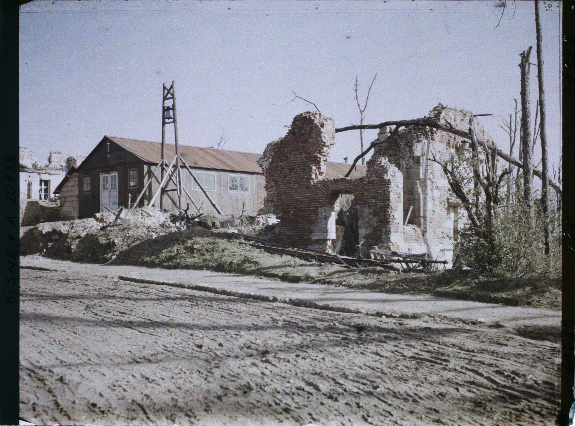Image représentant France, Anizy-Simon, Eglise dans un barraquement