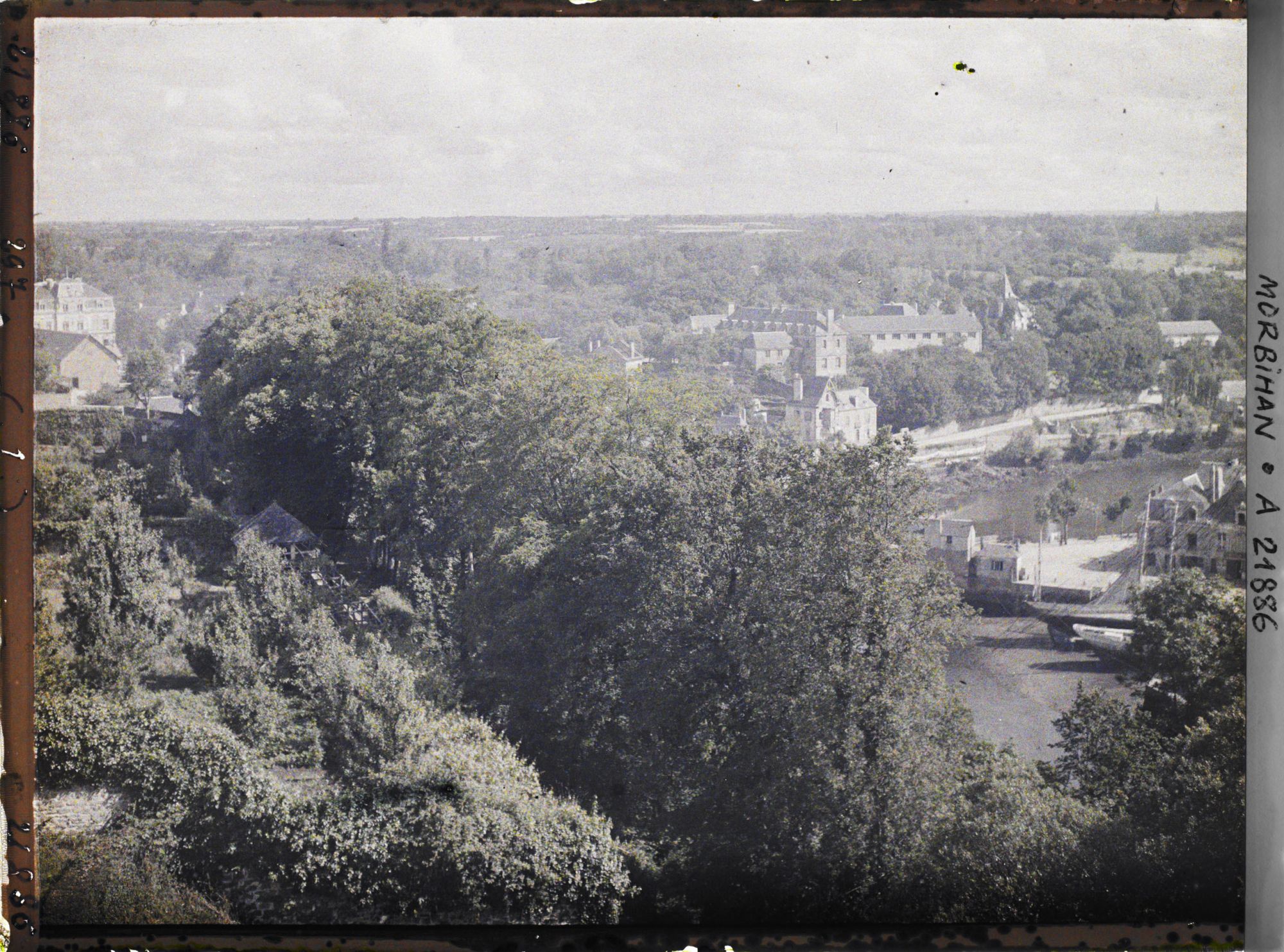 Image représentant Vue panoramique prise du belvédère de la promenade du Loch