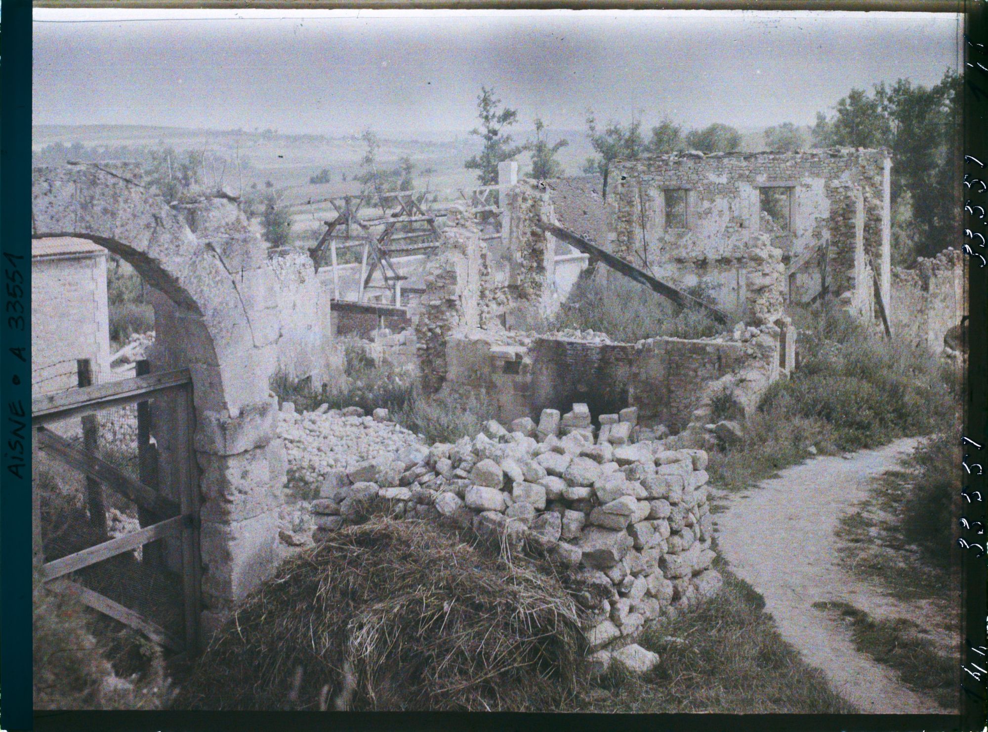 Image représentant France, Jumigny, Ruines près de l'Eglise