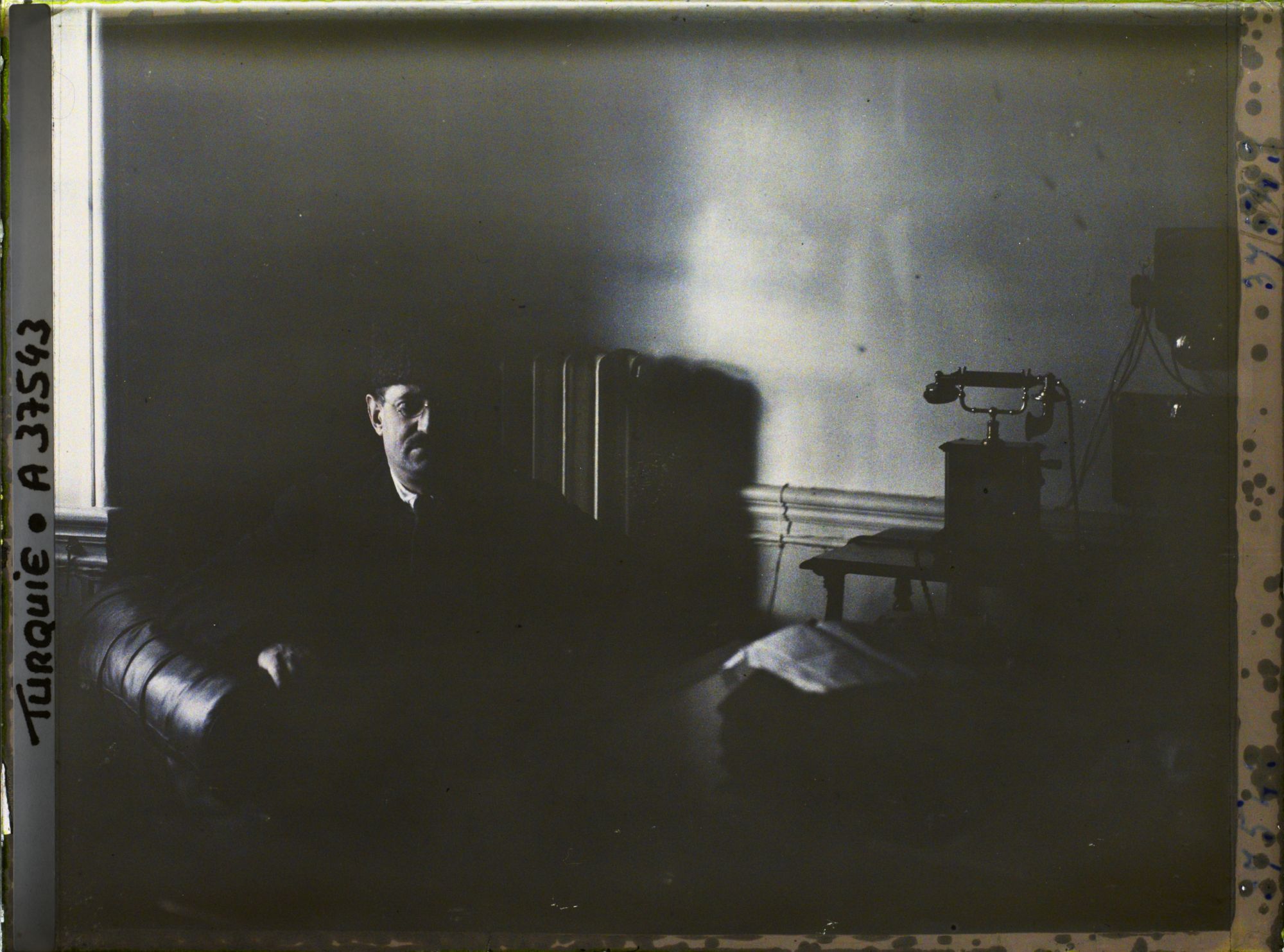 Image représentant Abdul Alik Bey; Gouverneur de la province d'Izmir dans son bureau