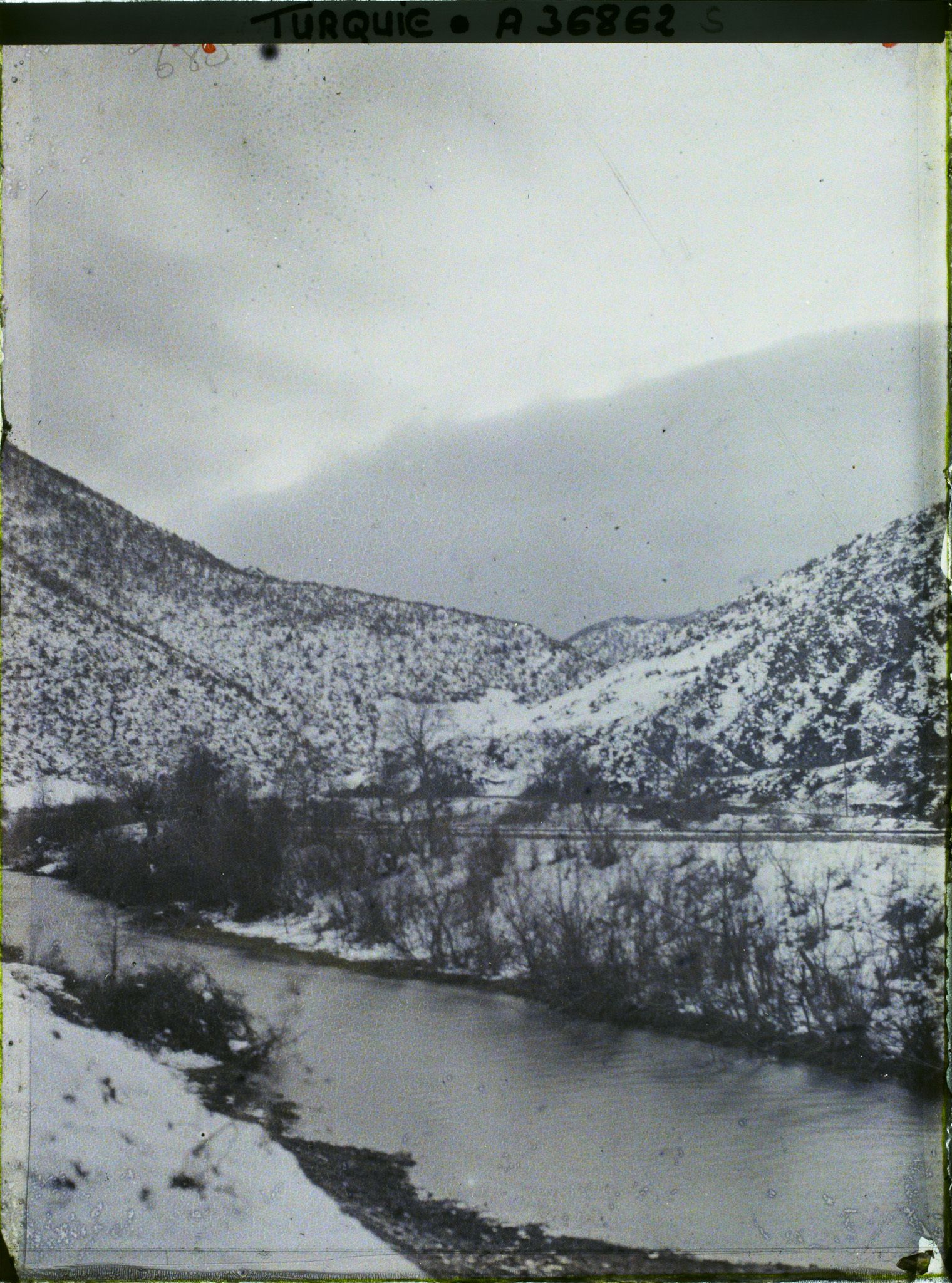 Image représentant Turquie, Karakeui, Une vue le long du Kara-Sou, la neige