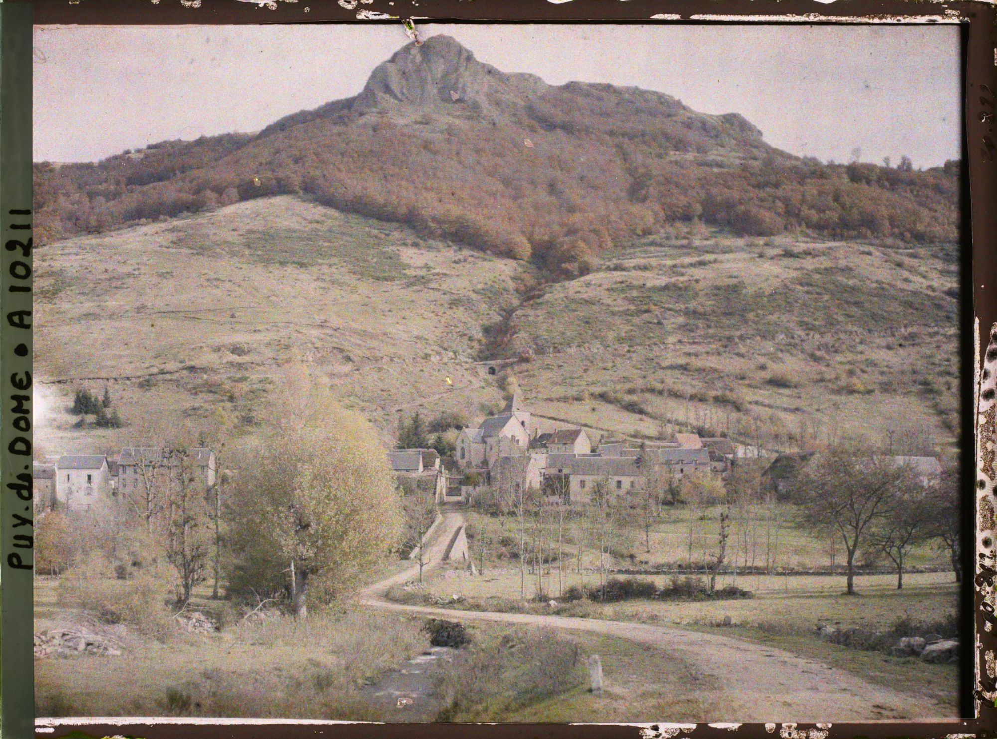 Image représentant France, Besse, Sur les bords du Pavin